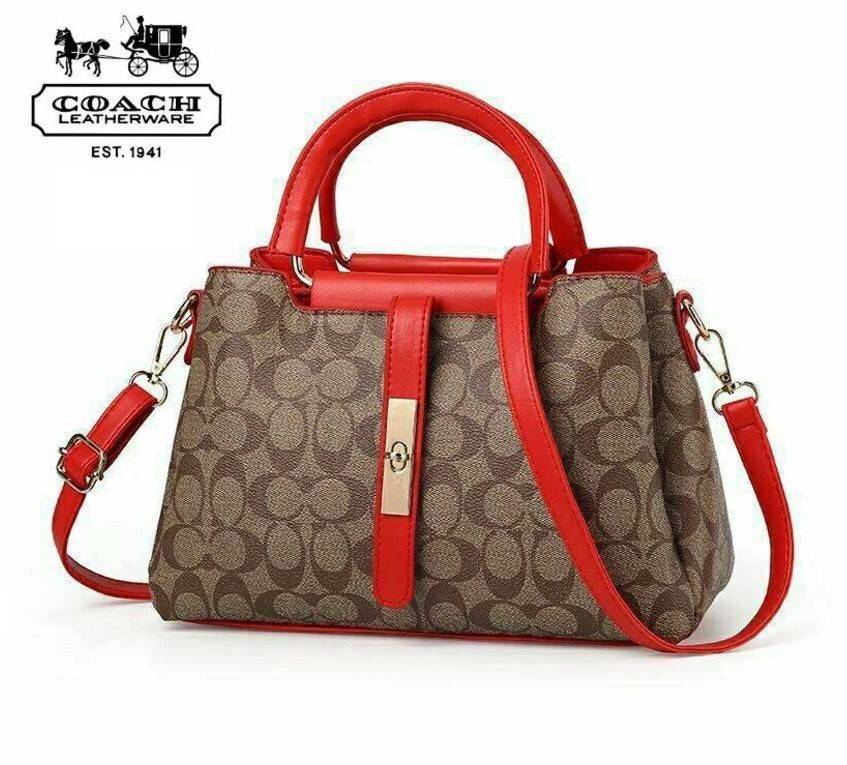 สินค้าดีมีคุณภาพ งานขายดีพร้อมส่งเลยค่ะ!! กระเป๋าสะพายทรงถือสไตล์งานแบรนด์ วัสดุ pu พิมพ์ลายโลโก้ เนื้อหนานุ่มขึ้นทรงคุณภาพดีไม่ซึมน้ำ ดีไซน์เรียบหรูดูดี หูจับกระเป๋าอย่างหนาแต่งอะไหล่แบบสายเข็มขัดด้านหน้าเก๋มากค่ะ ช่องใส่ของแบ่ง 3 ช่อง ใส่ของได้เป็นระเบี