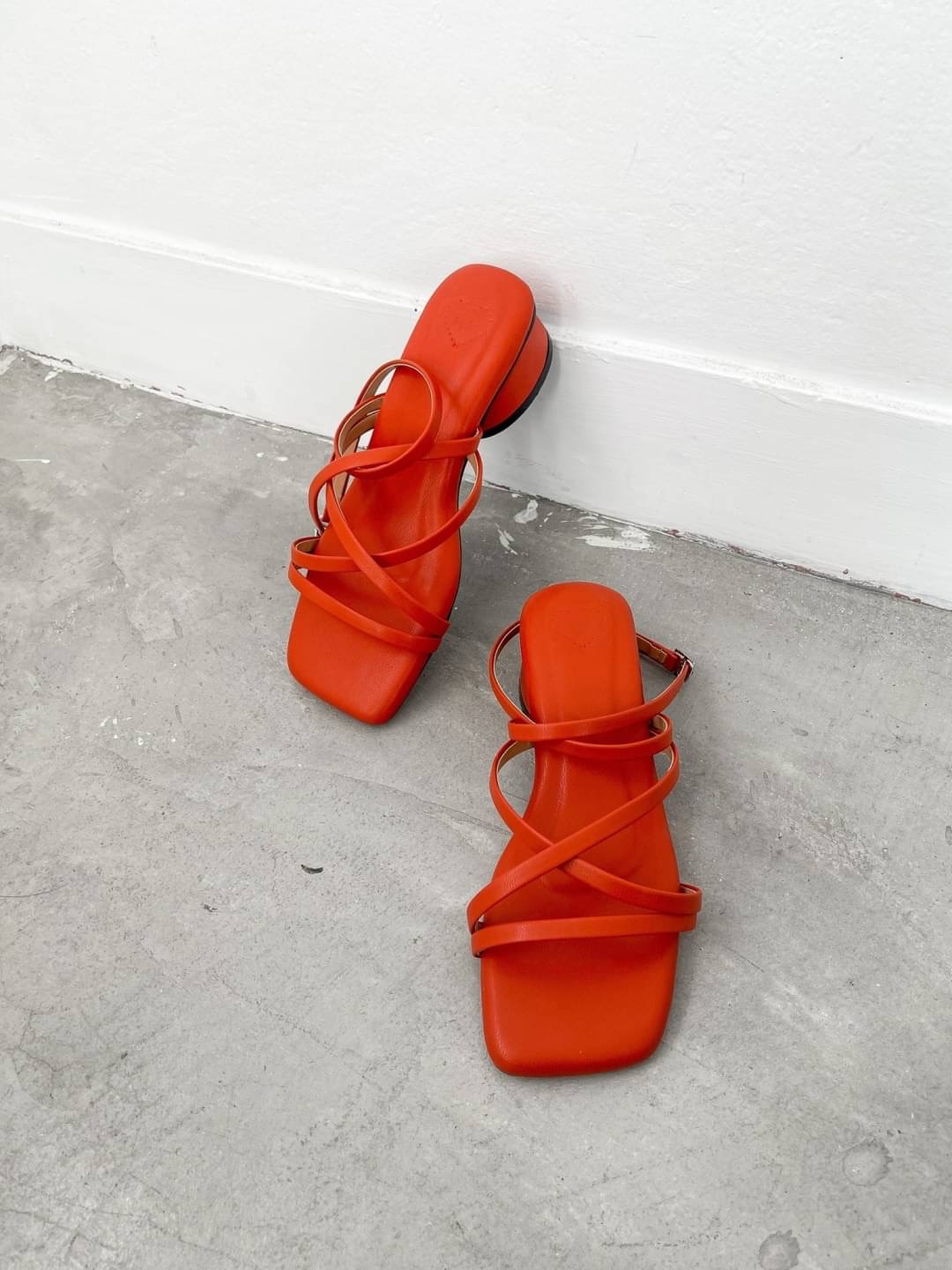 รองเท้าส้นสูงกำลังดี 1.5 นิ้ว ใส่เดินไม่เมื่อย มีสายรัดข้อ ใส่ได้หลายโอกาส พื้นปูฟองน้ำหนาพิเศษ นุ่มมากๆ สายรัดข้อเป็นตะขอเกี่ยว ใส่ง่ายค่า