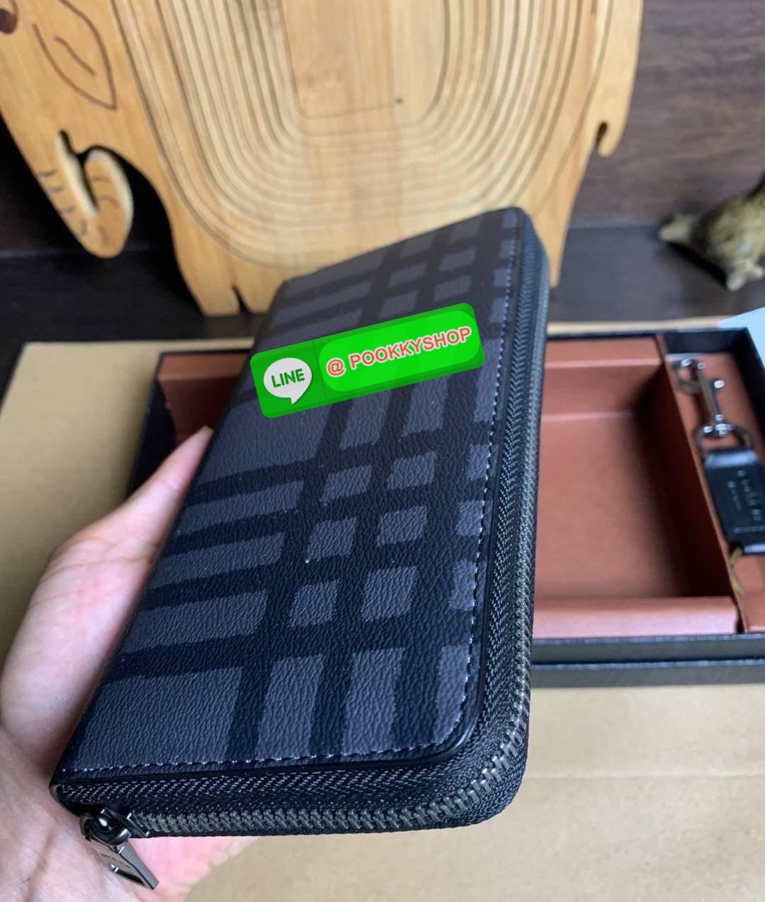 COACH ACCORDION ZIP WALLET IN SIGNATURE CANVAS กระเป๋าสตางค์ใบยาว ซิปรอบ ใช้งานง่าย ด้วยฟังค์ชั้น ด้านใน ใส่บัตรได้จุใจ มีช่องซิปใส่เหรียญตรงกลาง โดนใจหลายๆคนไปเรียบร้อยและคลาสสิค เรียบหรูดูแพงตลอดกาล ยกให้รุ่นนี้เลย