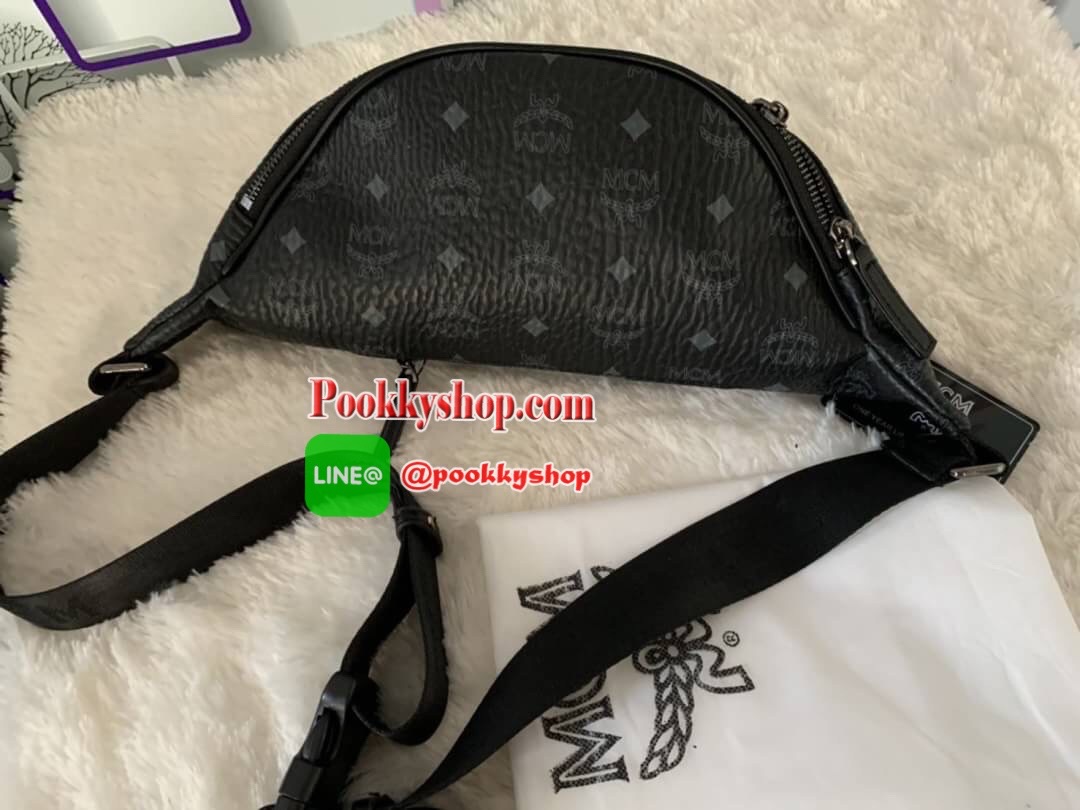 MCM Fursten ลาย Visetos กระเป๋าคาดอก/เอว ที่เข้ากับทุกไลฟ์สไตล์ จะคาดรอบเอวหรือพาดลำตัวก็ให้ลุคสตรีทแบบทันสมัย วัสดุหนังสังเคราะห์เคลือบผิวลาย Visetos หนังดีมากๆ ค่ะเปิด-ปิดด้วยซิป 2 ทาง ด้านหลังมีช่องซิปยาว 1 ซิป ด้านในโล่งกว้าง และมีช่องสำหรับเก็บของจุก