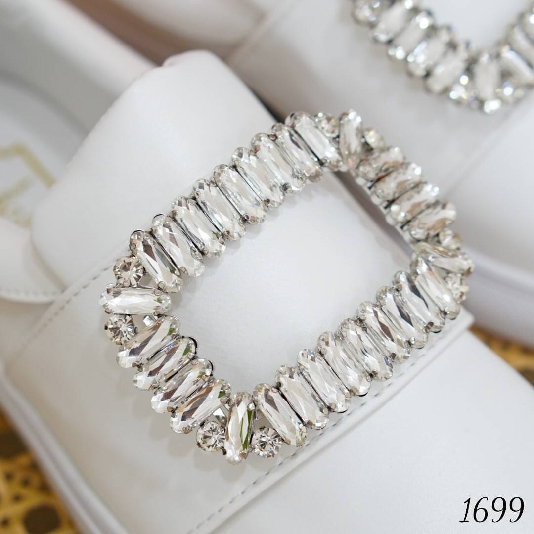 พร้อมส่ง รองเท้าผ้าใบ roger ที่ขายดีมากที่สุด รุ่นนี้ดาราใส่เยอะมาก มีกันเกือบทุกคน งานรองเท้าผ้าใบทรงสวม หนังนิ่ม ตกแต่งดีไซน์หน้าเพชรสุดหรูตามสไตล์ ทรงสวยเว่อร์ บอกเลยว่า เป็นรองเท้าที่ต้องมีมากๆ