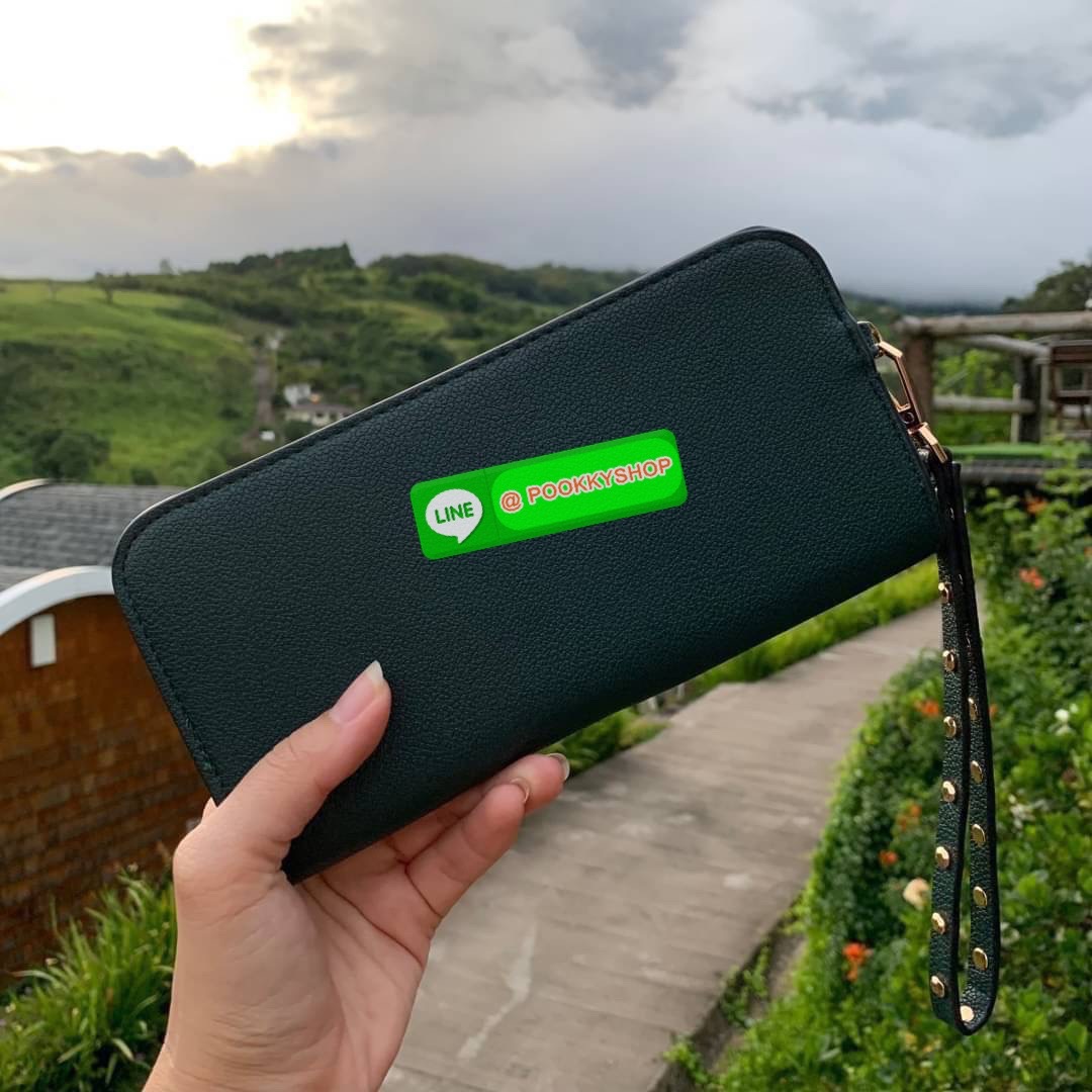 Charles & Keith Classic Zip Around Wallet กระเป๋าาสตางค์ใบยาว ซิปรอบ ด้านในมีช่องใส่บัตรหลายช่อง มีช่องใส่ธนบัตร และช่องซิปใส่เหรียญค่ะ มาพร้อมสายคล้องข้อมือ ตกแต่งด้วยหมุด