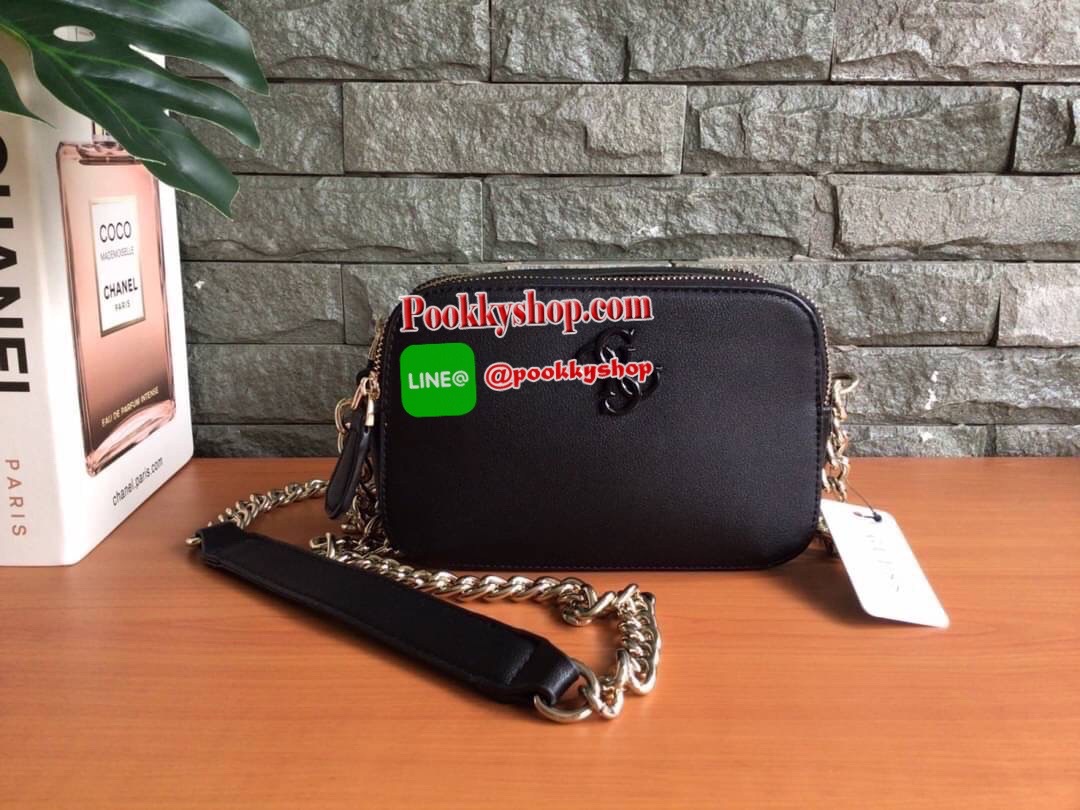 GUESS NOELLE CROSSBODY CAMERA BAG กระเป๋าสะพาย Crossbody รุ่นยอดนิยมหนังเรียบ และ หนังลาย Signature แบรนด์รอบใบ สวยอยู่ทรง ขนาดกำลังดี ด้านหน้ามีโลโก้แบรนด์ เปิดปิดด้วยซิปสะดวกใช้ แบ่งเป็น 2 ช่องซิป ภายในมีโลโก้ซับในลายแบรนด์ ภายในแยกเป็นสัดส่วนใช้งาน ใส่