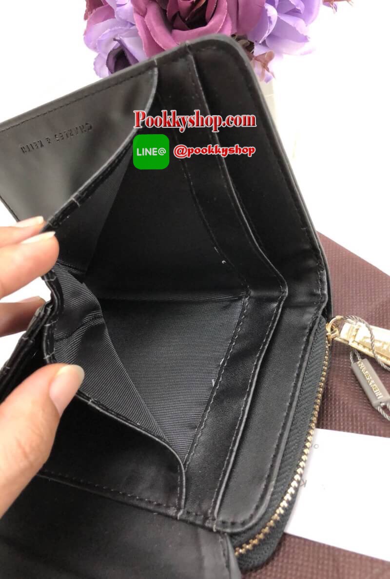 New!!! CHARLES & KEITH SMALL ENVELLOPE WALLET BAG สีออกใหม่ปี 2018 โลโก้ อะไหล่ทองค่ะ!!! พร้อมส่งสินค้าเข้าใหม่ค่ะ!!! กระเป๋าสตางค์ใบสั้น ขนาดกำลังดี หนังเรียบ ด้านหน้าปั้มโลโก้แบรนด์ เปิดปิดช่องหลักแบบแม่เหล็ก ด้านในมีช่องใส่บัตรได้ถึง15 ช่อง เยอะมากค่า