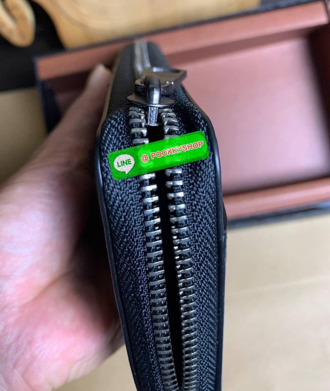 COACH ACCORDION ZIP WALLET IN SIGNATURE CANVAS กระเป๋าสตางค์ใบยาว ซิปรอบ ใช้งานง่าย ด้วยฟังค์ชั้น ด้านใน ใส่บัตรได้จุใจ มีช่องซิปใส่เหรียญตรงกลาง โดนใจหลายๆคนไปเรียบร้อยและคลาสสิค เรียบหรูดูแพงตลอดกาล ยกให้รุ่นนี้เลย