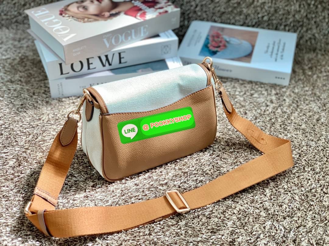 COACH LUCY CROSSBODY BAG((CA622)) 🔹พร้อมส่ง กระเป๋าสะพายแบบครอสบอดี้ร์ ทรงเก๋ วัสดุ แคนวาส+หนังแท้ ได้ลงตัวสวยงาม 🔹เปิดปิดกระเป๋าแบบกระดุมแป๊กสองข้าง ภายในมีข่องให้ใส่ของ3ช่องด้วยกัน ช่องค่อนข้างกางออกได้กว้าง จุของได้หลายอย่างเลยค่ะ มีช่อ