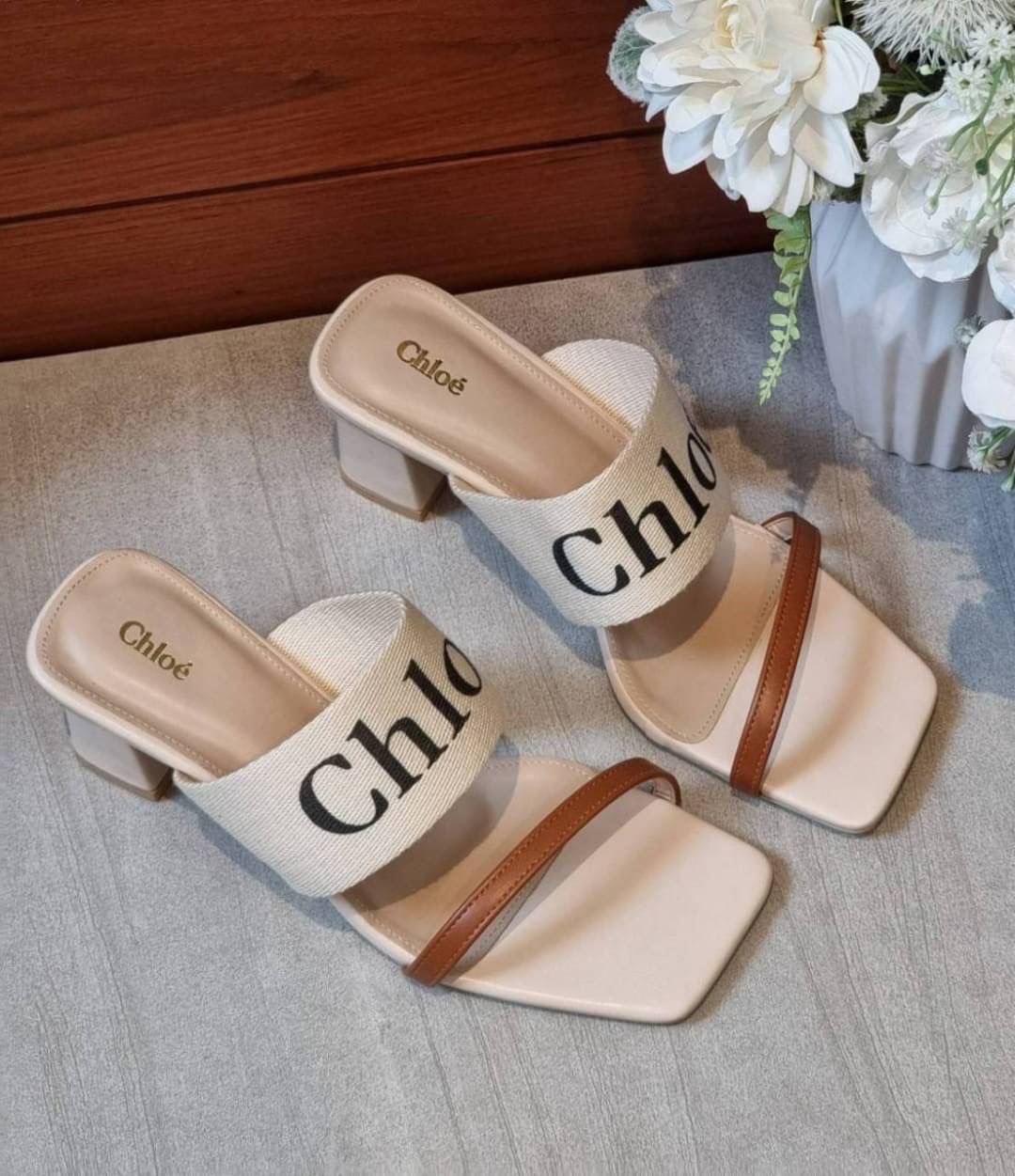 งานรีพีท มาแล้วคะ พร้อมส่งคร่าา รองเท้าส้นสูง maxi ส้นแท่งกลม 2" ทรงสวม สายคาดไขว้ผ้าแคนวาส พิมพ์ลาย chloe' สวยเก๋มากๆ พื้นปั๊มแบรนด์ ใส่สบายมากๆ ใส่สบายๆๆชิวๆ