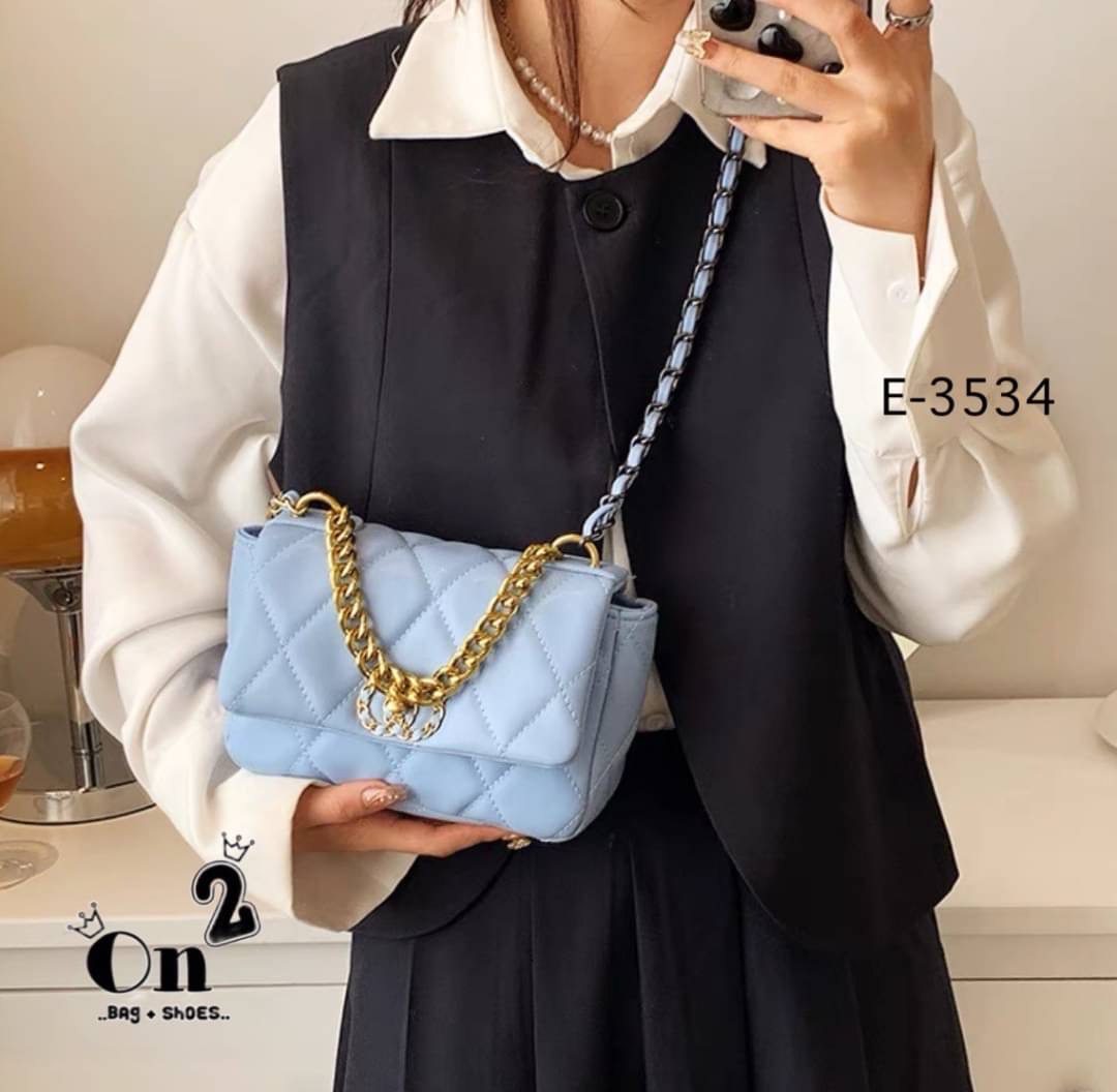 กระเป๋าสะพายไหล่ทรงชาแนล หนังpu งานนิ่ม ทรงสวย สะพายไหล่ หรือสะพายข้างก็เก๋ อะไหล่สีทอง สายโซ่ร้อยหนัง มีหนังรองบ่า สะพายแล้วไม่เจ็บบ่าจ้า