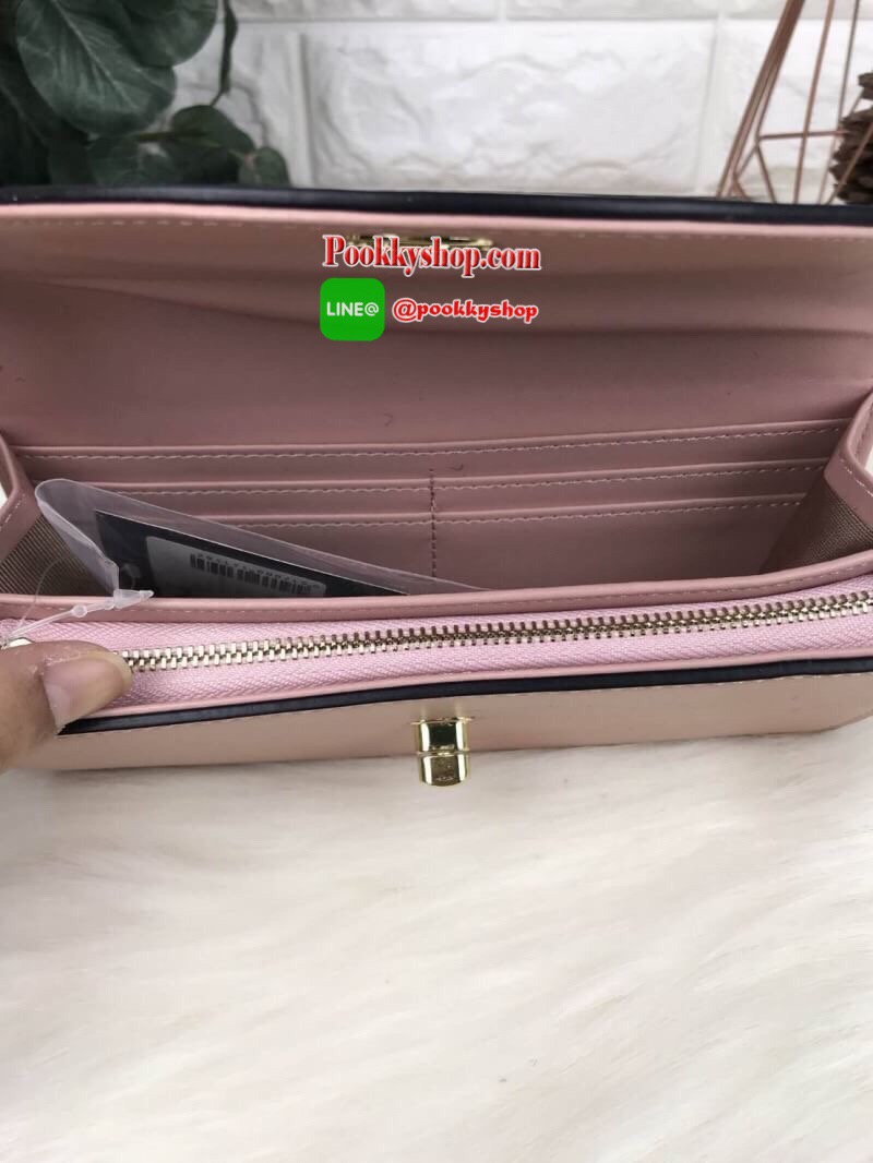 LYN AMOUR LONG WALLET กระเป๋าเงินใบยาวหนังเรียบ ปั๊มโลโก้แบรนด์ เปิดปิดแบบหมุนล็อก ด้านหลังใส่บัตรได้ ด้านในมีช่องซิปใส่เหรียญและช่องใส่บัตร พร้อมช่องธนบัตรตามยาว เป็นอีกรุ่นที่สวยน่าครอบครองค่า มีหลายสีมากๆ *มีถุงผ้า, ป้ายแท็ค*
