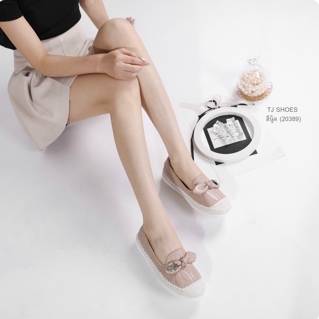 พร้อมส่งแบบใหม่มาแรง รุ่นนี้เป็นงานสั่งทำพิเศษ คุณภาพดีมากๆ - หนังรุ่นนี้นิ่ม นิ่มมากนิ่มสุดๆ - พื้นบุนวมนิ่มใส่นุ่มสบายมาก น้ำหนักเบา - ใส่นุ่มเดินทั้งวันได้สบายมากๆ - สวยใส่ง่าย แมทได้กับทุกชุด ใส่ได้ตลอดไม่ตกเทรนด์ - ส้นเกรดพรีเมี่ยมกันลื่นอย่างดี