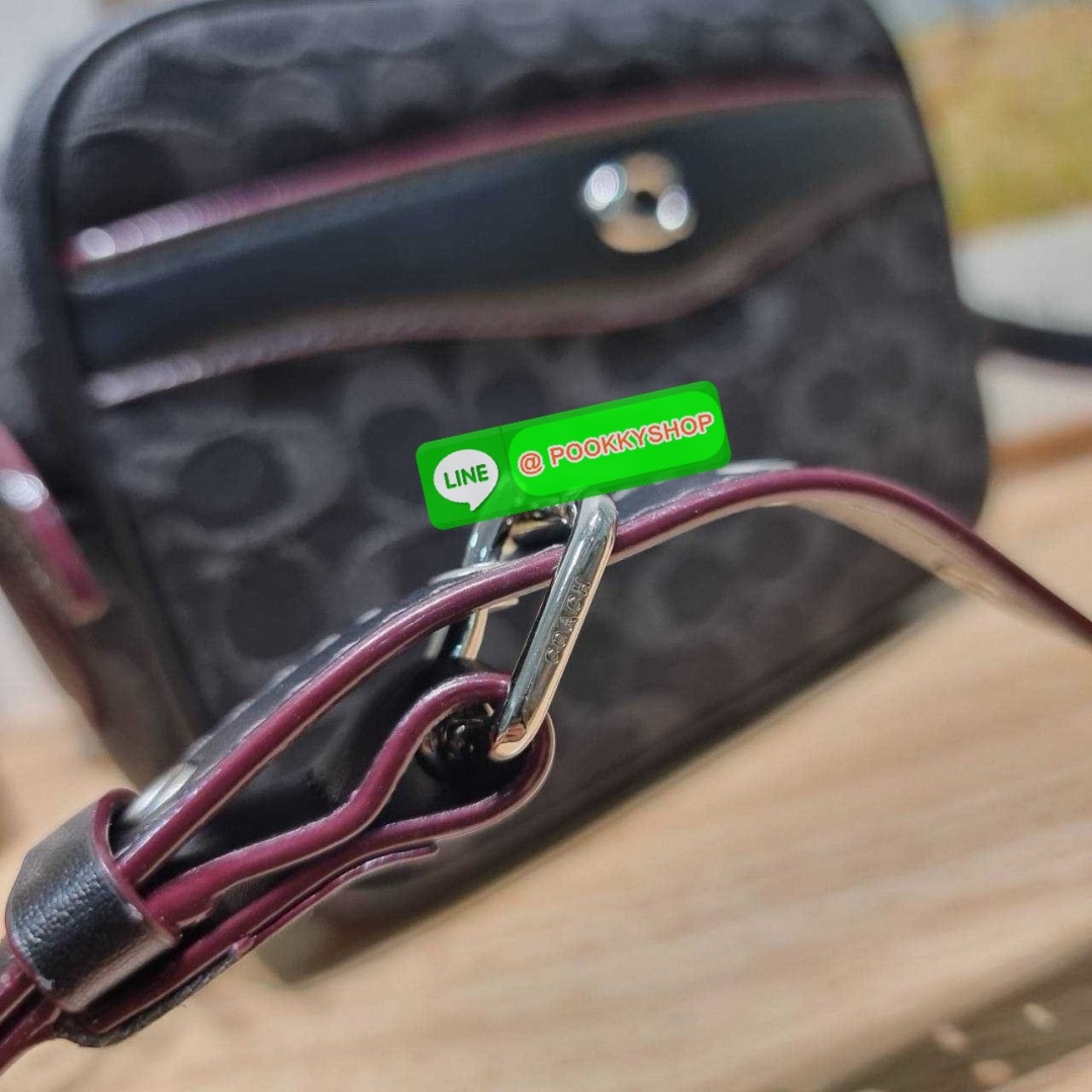 COACH CE744 CAMERA BAG IN SIGNATURE DENIM 🔆 Details สวยคลาสสิค ดูแพงเกินเรื่อง กับกระเป๋าสะพายข้างรูปทรง camera ที่มีความโดดเด่น ดีไซน์ออกมาให้ใช้งานสะดวกมากๆ ด้านหน้าจะมีช่องใส่ของจุกจิก ใส่บัตรหรือธนบัตรได้ ช่องหลักเปิด-ปิดด้วยซิป ภายในโล่งกว้าง