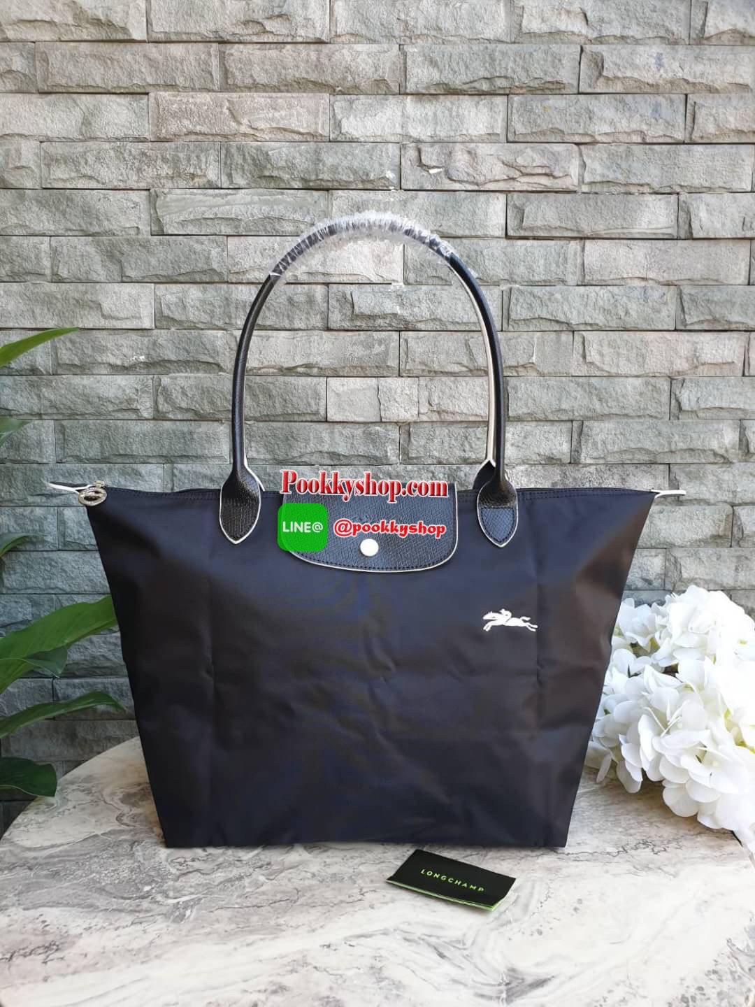 Longchamp Le Pliage Club Tote Bag Size L หูยาว วัสดุเนื้อผ้า Nylon Canvas เคลือบกันนำ้ ตัดด้วยหนังแท้ที่มีน้ำหนักเบา ดีไซน์เรียบง่ายแต่เต็มไปด้วยความคลาสสิก จนเป็นที่ชื่นชอบไปทั่วโลก Longchamp ปรับโฉม LE PLIAGE ด้วยการปักลายรูปม้า-ตราสัญลักษณ์ของแบรนด์บนผ
