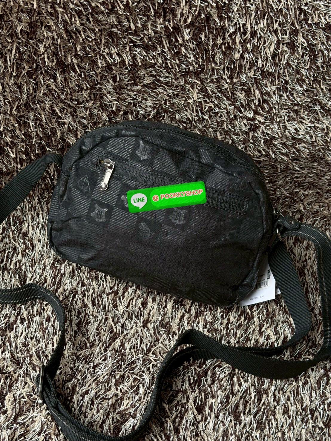 💕 Kipling X Harry porter crossbody bag ท่องโลกเวทมนตร์ไปกับไอเทมกระเป๋าของ Kipling กับคอลเลคชั่นใหม่ Kipling x Harry Potter ไอเทมเวทมนตร์และลวดลายที่เป็นเอกลักษณ์เฉพาะตัว คอลเลกชั่นนี้โดดเด่นด้วยผ้าไนลอนเอกลักษณ์ของ Kipling สีดำ Magical Black ที่อ