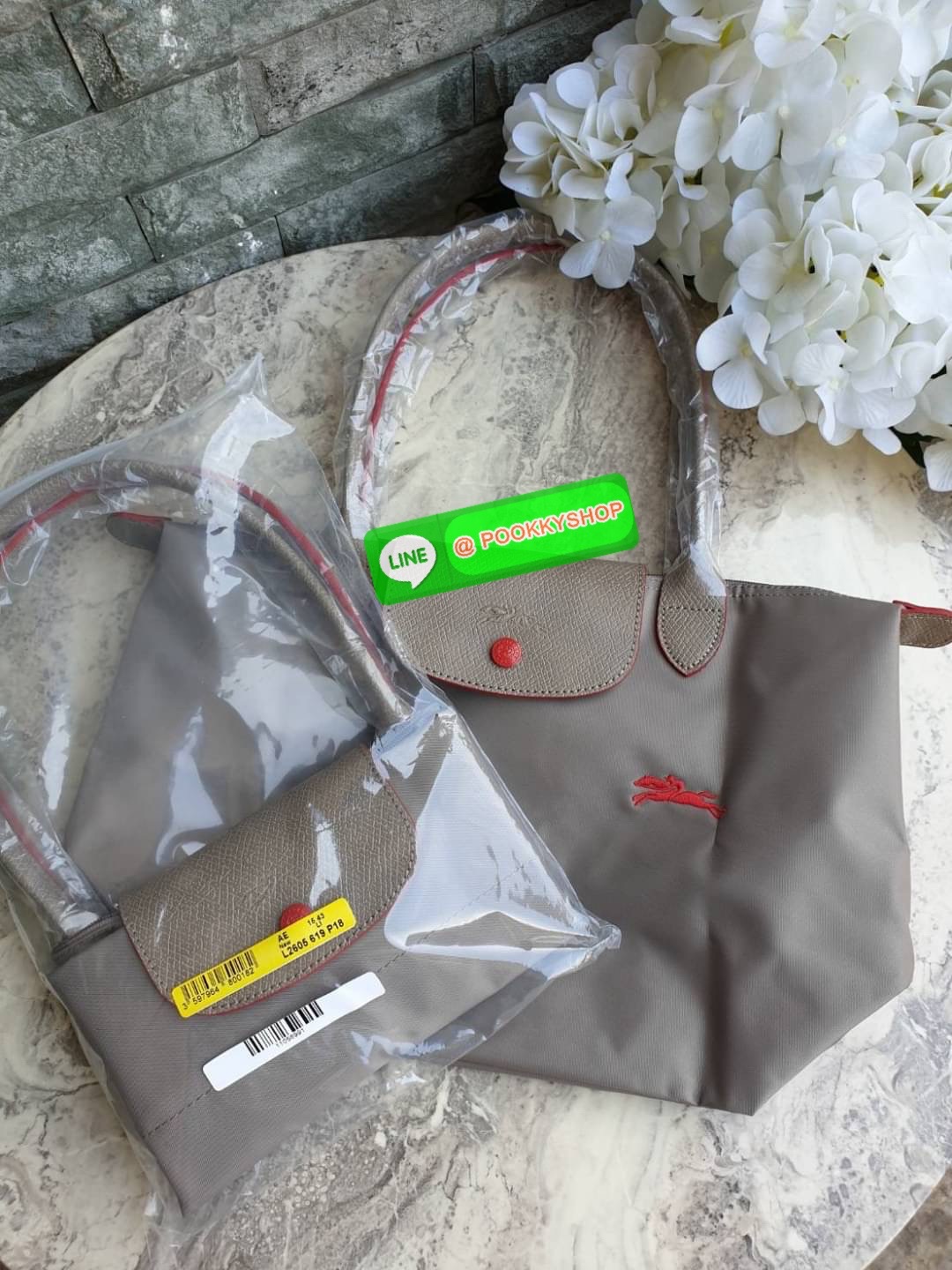 Longchamp Le Pliage Club Tote Bag Size S หูยาว วัสดุเนื้อผ้า Nylon Canvas เคลือบกันนำ้ ตัดด้วยหนังแท้ที่มีน้ำหนักเบา ดีไซน์เรียบง่ายแต่เต็มไปด้วยความคลาสสิก จนเป็นที่ชื่นชอบไปทั่วโลก Longchamp ปรับโฉม LE PLIAGE ด้วยการปักลายรูปม้า-ตราสัญลักษณ์ของแบรนด์บนผ