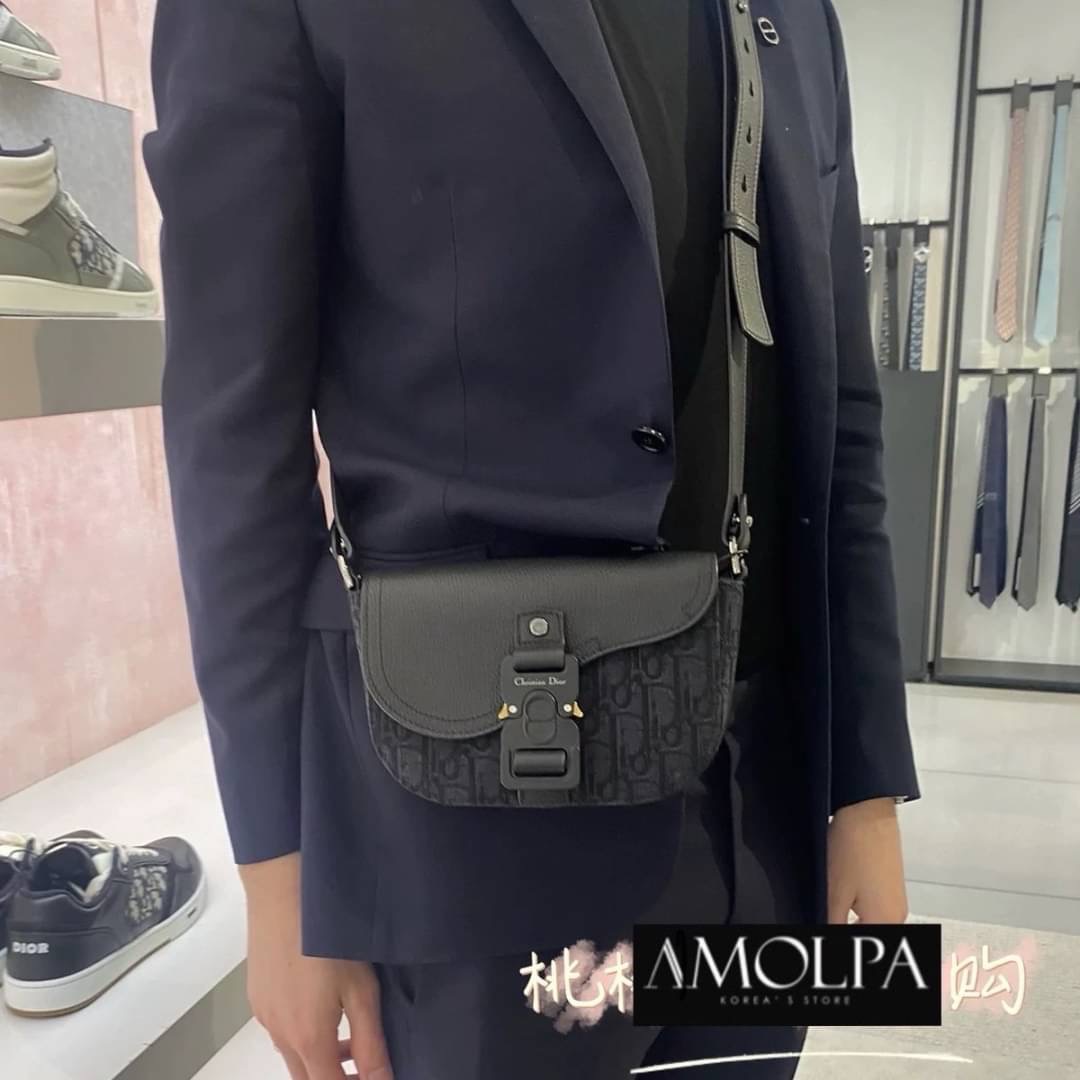 กระเป๋า CHRISTAIN DIOR SADDLE POUCH งานสวยมากก เหล่าบรรดาเซเลปทั้งหลายก็สะพายกัน