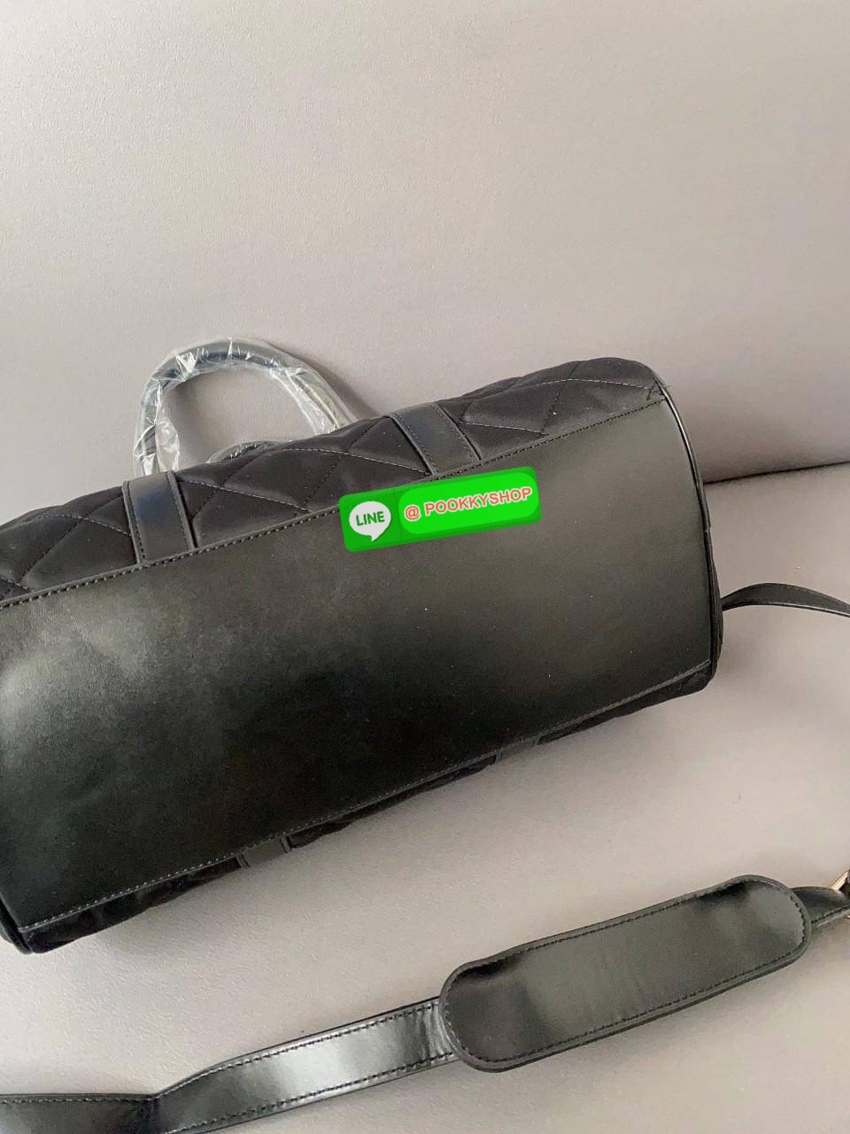 ต้อนรับปีกระต่าย ด้วยกระเป๋าทรงหมอน ยอดฮิต จากงานพรีเมี่ยมกิ้ฟจากแบรนด์ PRADA อะไหล่ทองทั้งใบ มีแท้กหนังด้านหน้าสวยหรู ด้านในเปิดปิดด้วยซิปยาว มีช่องซิปแยกอีกช่อง ใส่กระเป๋าวตางค์ยาว ไอแพดมินิได้เหลือๆเลยค่ะ มาพร้อมสายยาวหนัง แถมมีที่รองบ่าไม่เจ็บไหล่ สุด