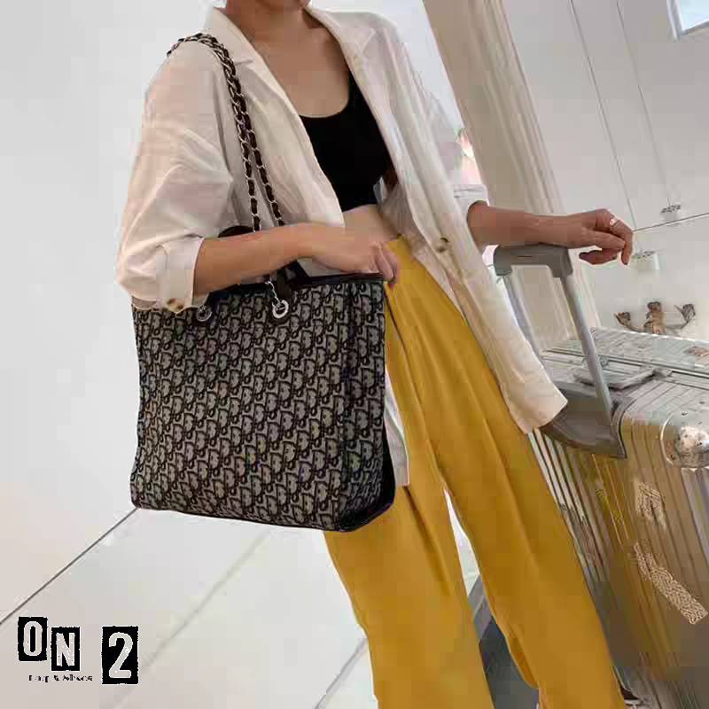 กระเป๋าชอปปิ้งปากซิปแบรนด์ dior วัสดุตัวกระเป๋าทำจากผ้าลาย dior สายสั้นเป็นหูจับทำจากหนังผสมสีดำ สายยาวเป็นสายโซ่ร้อยหนังสะพายชึ้นไหล่ได้ กระเป๋าเป็นปากซิป