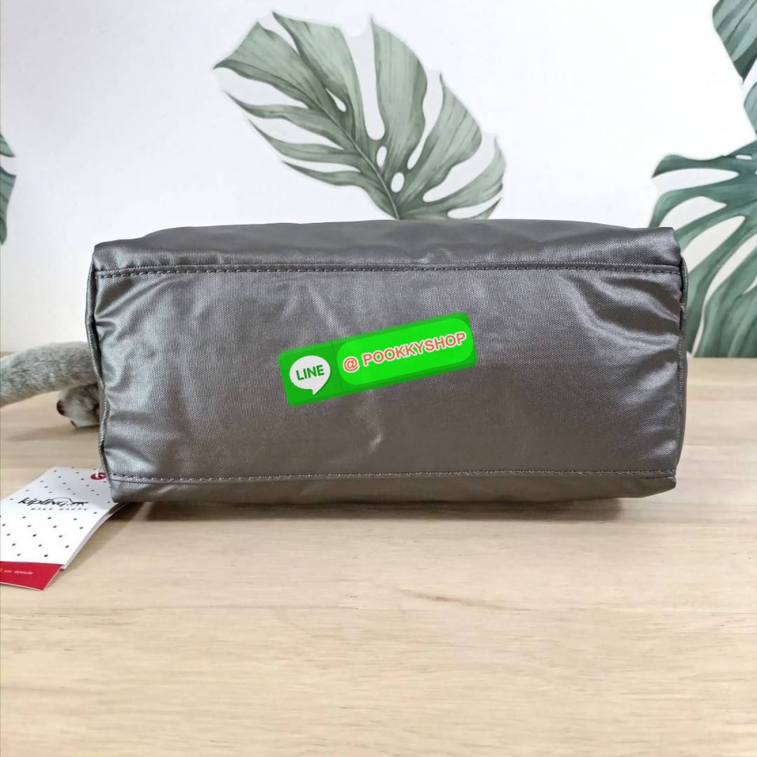 KIPLING Mini Crossbodybag กระเป๋าสะพายข้างขนาดกะทัดรัด ผลิตจากวัสดุ Nylon + ซับใน Polyester100% มีช่องใช้งานแยกย่อยมากถึง 4 ช่อง -ด้านหน้ามีช่องซิป 2 ช่อง -ช่องหลักโล่ง กว้าง จุของใช้ได้เยอะ -ด้านหลังมีช่องซิปอีก 1 ช่อง มาพร้อมพวงกุญเเจลิง สายสะพายยาวสมาร