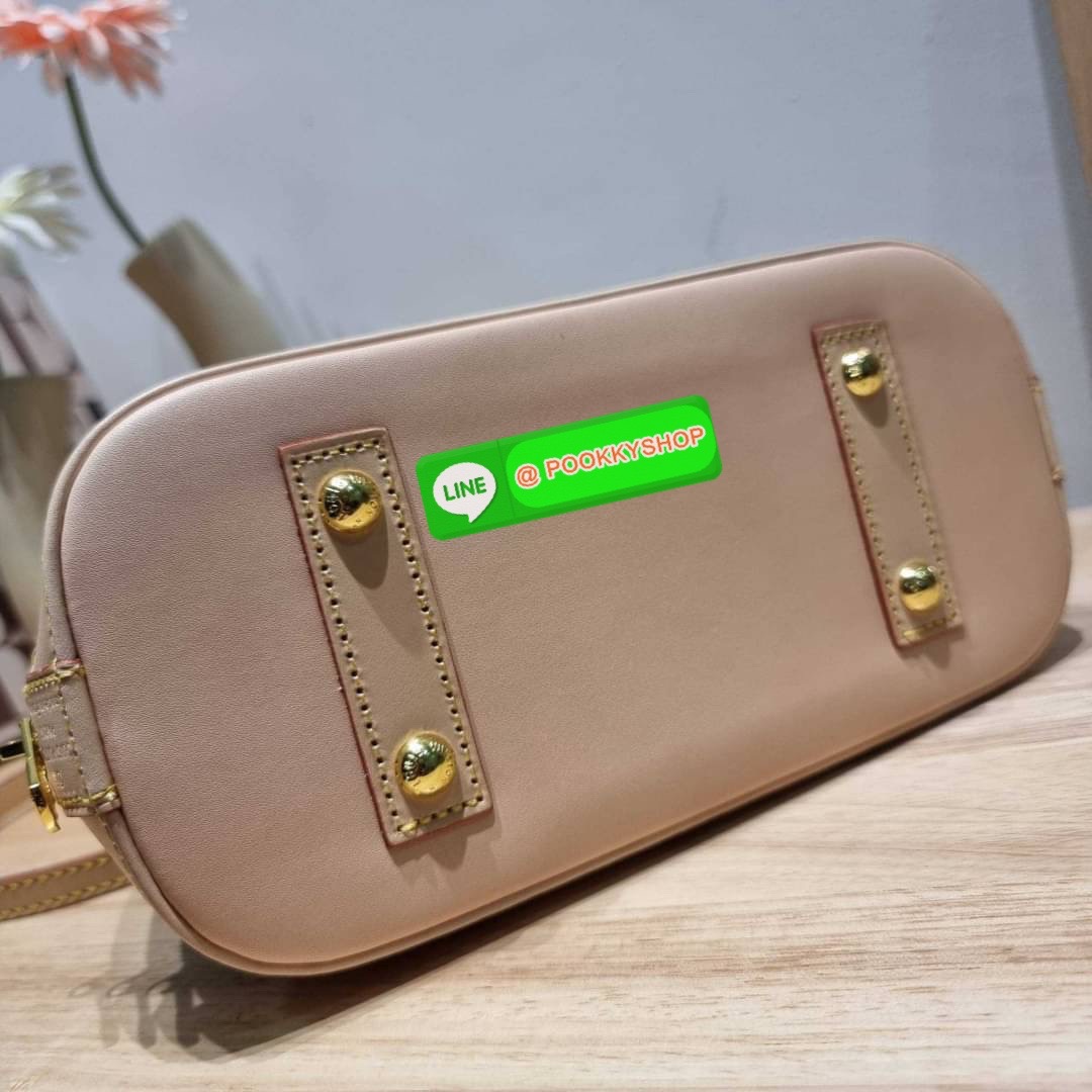 HOT ITEM!! LV Alma bag กระเป๋าทรงโดมสุดฮิต ที่สาวๆตามหา สวยสะพายขับผิว อัพลุคไฮน์ที่สุด ขนาดกำลังดี วัสดุหนังแคนวาส สลับหนัง cowhide เรียบ ดูหรู หูจับในตัวทำให้ใช้งานได้สะดวก และมีสายครอสสะพายข้างให้ เปิด-ปิดด้วยซิป มีกุญแจล็อคได้ ภายในโล่งกว้าง ใส่ของสำค
