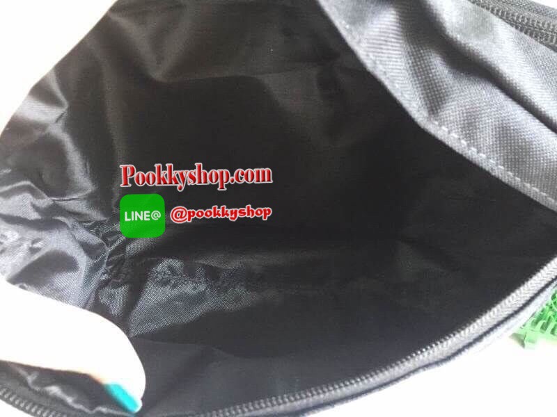 Brand : NIKE รุ่น TECH HIP PACK Detail : กระเป๋าขนาดพอเหมาะ คาดเอว สะพายข้าง หิ้วแบบชิวๆ เปิดปิดด้วยซิป 3 ช่อง (2 ช่องใหญ่ 1 ช่องเล็ก) โลโก้ด้านหน้า Nike เด่นชัด ภายในมีช่องใหญ่บนสุด มีช่องซิปเล็ดตาข่ายอีก 1 ช่อง บรรจุของได้จำนวนมาก ช่องเล็กด้านหน้าสามารถ