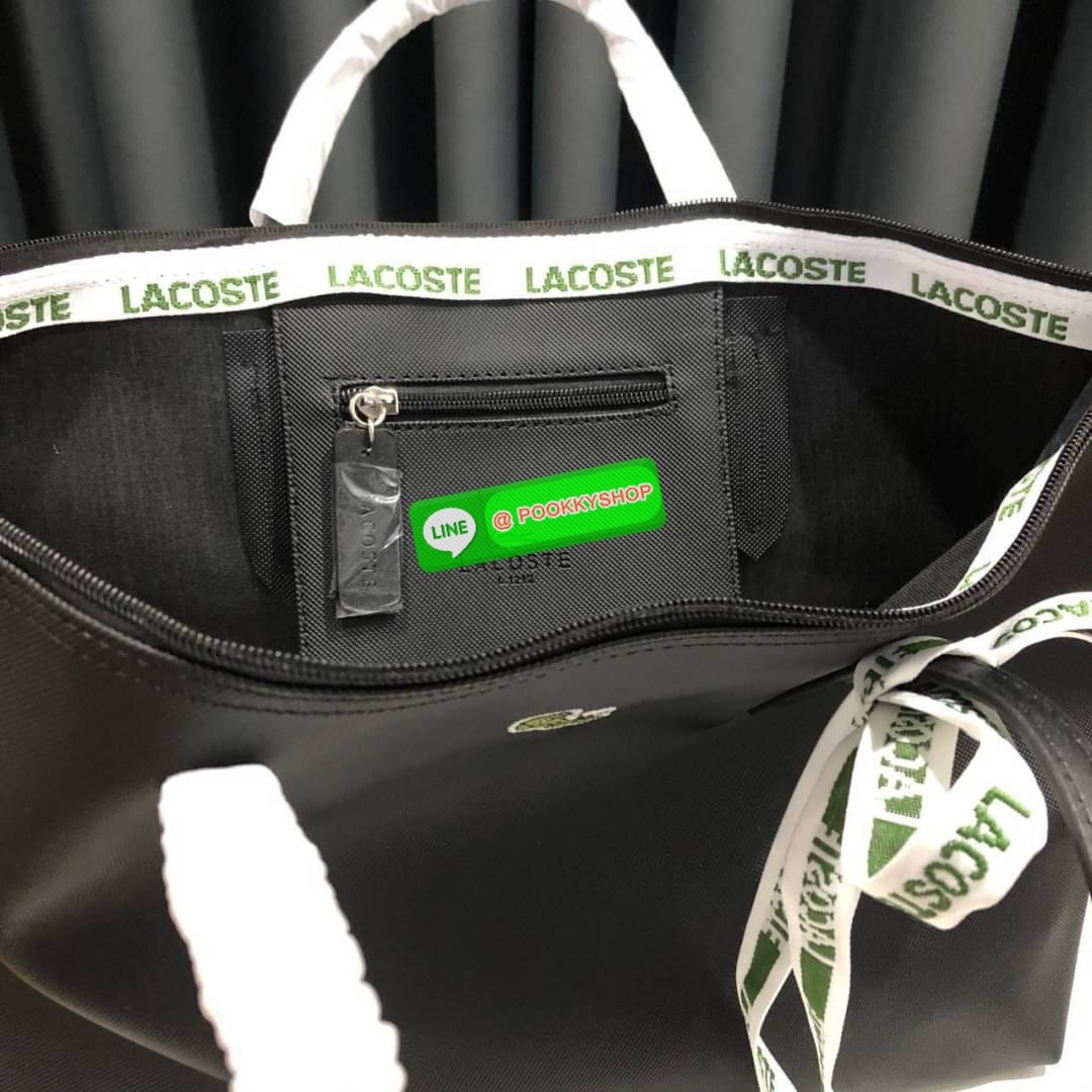 ลาคอส Classic Tote Bag กระเป๋าสะพายทรงช้อปปิ้งหลากสีรุ่นยอดนิยมด้านหน้าประดับโลโก้จระเข้สัญลักษณ์แบรนด์ ภายในกว้างจุได้เยอะ เปิดปิดด้วยซิปสะดวกใช้ มี1 ช่องซิปเล็ก หัวซิปปั้มเเบรนด์ วัสดุกันน้ำ ขนาดกำลังดี ใส่หนังสือ เอกสารA4 ของใช้ได้เยอะ สวยทุกสีค่ะ