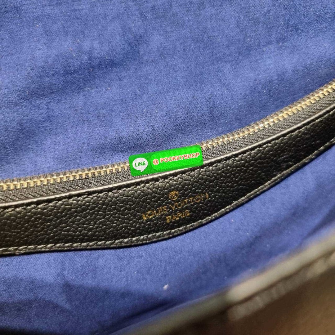 LV diane monogram empreinte bag 🔆 Details กระเป๋ามัลติฟังก์ชั่นสุดคุ้มจากเคาน์เตอร์ dutyfree ที่ดีไซน์ออกมาได้น่ารักน่าใช้มากๆ มีสายมาให้ถึง 2 แบบ สายหนังคล้องไหล่ได้ ปรับสะพายข้างได้ และสายสปอร์ตครอสบอดี้ได้ สวยลูกคุณหนูมากๆ ปรับเปลี่ยนใช้ตามลุคแ