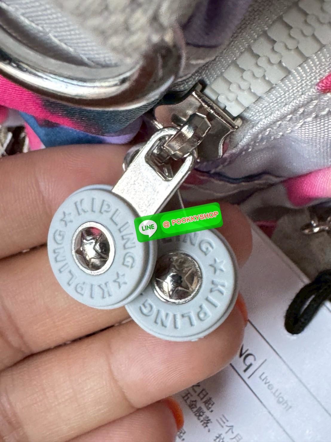 Kipling Candy 3 Ways กระเป๋าสไตล์มินิมอลล์ น้ำหนักเบาทำหลายสไตล์ ทั้งในแบบถือ สะพายพาดลำตัว หรือจะเป็นเป้ขนาดเล็กก็ได้ มีช่องซิปจัดระเบียบสิ่งของหลายช่อง ใส่สิ่งของจำเป็นได้ครบครัน