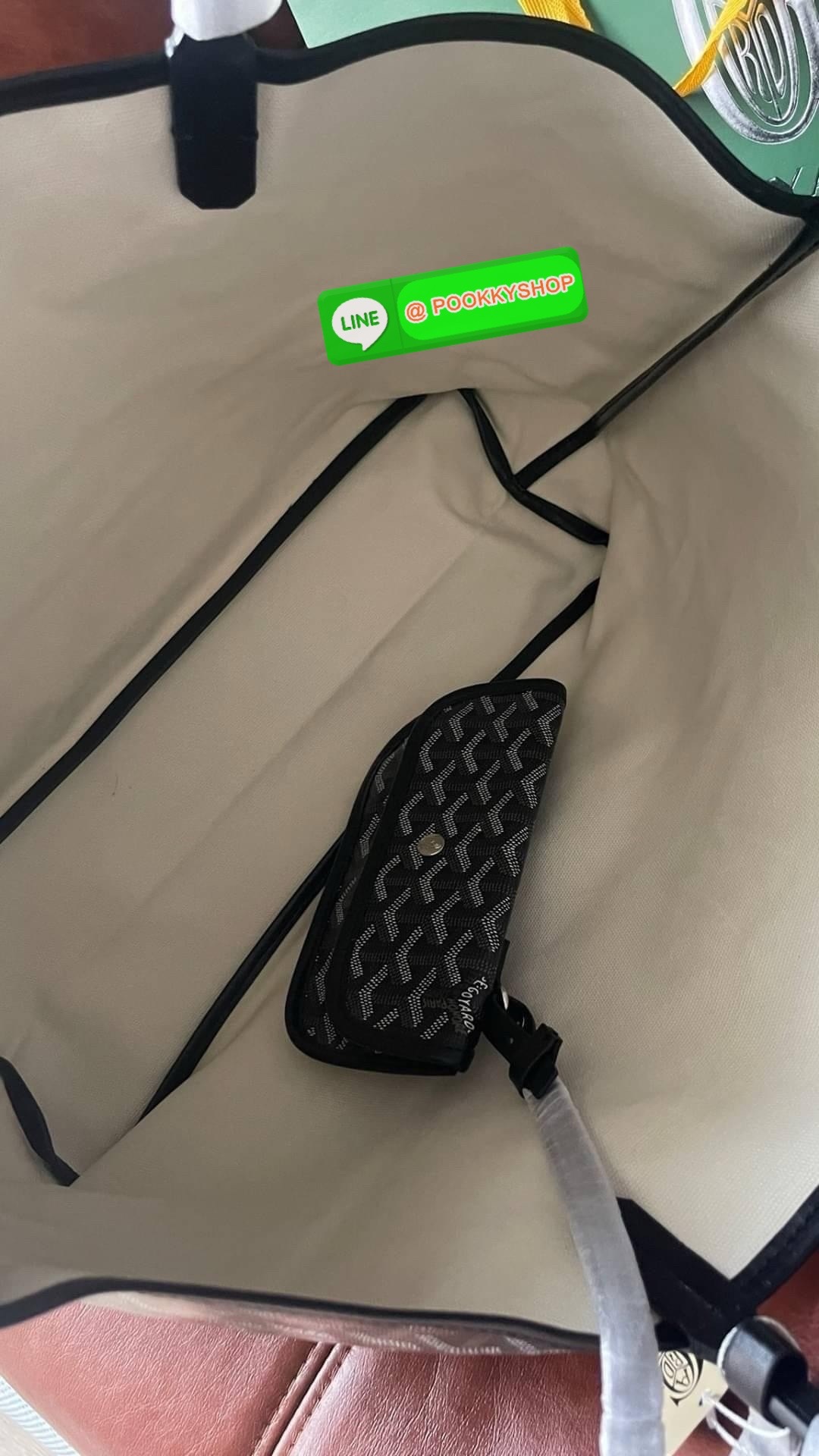 GM SIZE Goyard Saint Louis Claire-Voie GM Bag กระเป๋า Saint Louis GM มาในรุ่นลิมิเต็ดอิดิชั่นในผ้าใบ Goyardine Claire-Voie Grege สุดพิเศษใหม่ ผ้าใบเคลือบด้านในและสามเหลี่ยมด้านนอกที่โดดเด่นเป็นสีเดียวกันซึ่งสร้างภาพลวงตาที่สามารถมองเห็นผ่านกระเป๋าได้ กระเ