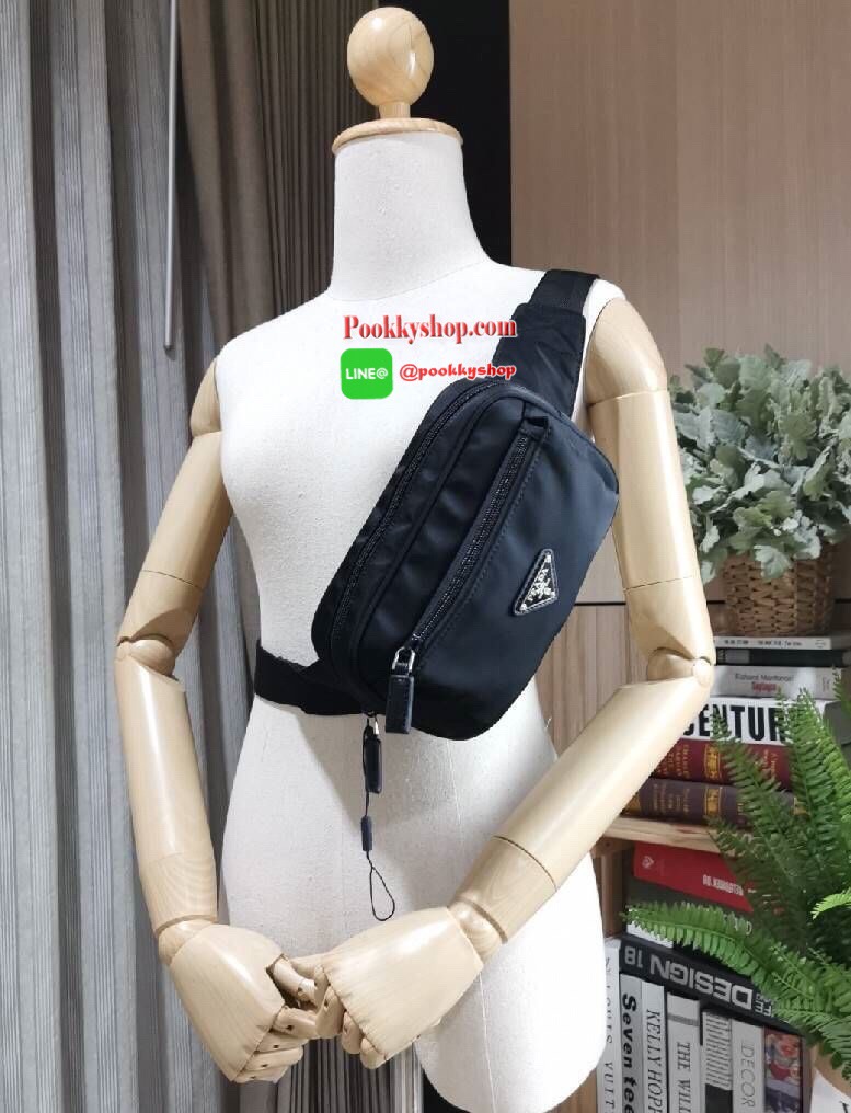 NEW! PRADA NYLON MINI WAIST BAG GIFT WITH PURCHASE (GWP) Limited edition กระเป๋าพรีเมี่ยมกิ๊ฟจากเคาน์เตอร์แบรนด์ต่างประเทศ วัสดุ Nylon เนื้อหนา ด้านหน้ามีโลโก้แบรนด์และช่องซิป เปิดปิดด้วยซิปสะดวกใช้ ภายใน Polyester 100% มีโลโก้ สายคาดเอวหรือคาดอกสามารถเลื