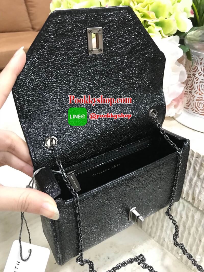 Don’t Miss! NEW! CHARLES & KEITH Embellished Turn-Lock Clutch กระเป๋าสะพายคลัชทรงกล่องรุ่นใหม่ชนช็อปวัสดุ Synthetic Leather มีเทคเจอร์สีเมทัลลิคดูมีดีเทล เปิดปิดด้วยตัวล๊อคปั้มแบรนด์ดีไซน์สวยหรู ด้านหลังประดับโลโก้ ภายในโล่งมีช่องซิปหัวซิปแบรนด์ ใส่มือถือ