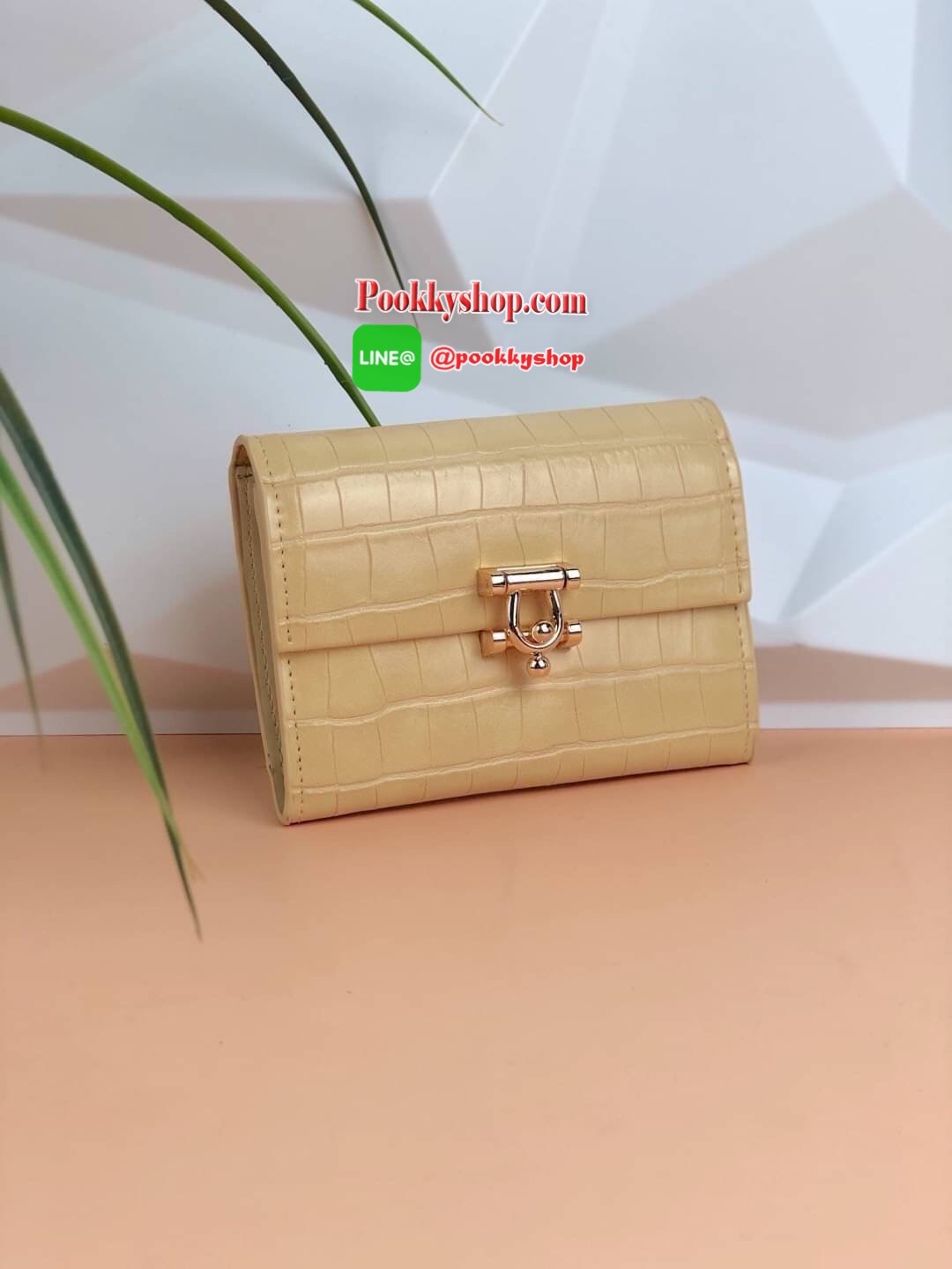 New arrival! Charles & Keith Metal Accent Mini Short Wallet กระเป๋าเงินใบสั้นทรงเก๋ วัสดุด้านหน้าตัวเปิดปิดดีไซน์แปลกตา ด้านในมีช่องซิปใส่เหรียญ ช่องใส่บัตร 6 ช่อง และช่องใส่ธนบัตรตามยาว ใส่แบงค์พันได้ไม่ต้องพับค๊า รุ่นนี้สวยทุกสี เหมาะกับสาวที่ชอบใช้กระเ