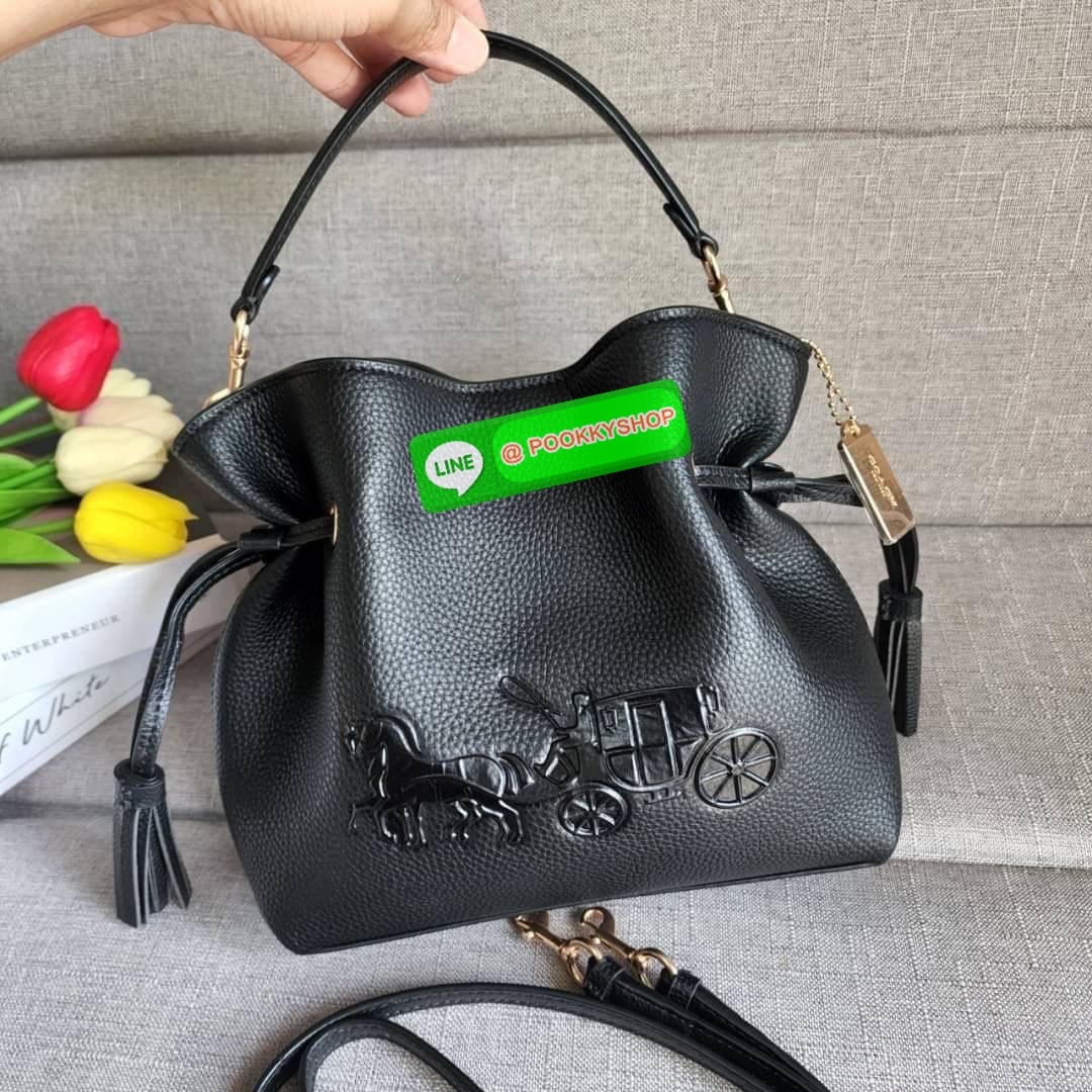 COACH ANDY CROSSBODY WITH HORSE AND CARRIAGE (COACH CA213) กระเป๋าสะพายคอสบอดี้ ดีไซต์สุดเก๋ วัสดุหนังแท้ทั้งใบ กระเป๋าเอนกประสงค์ ด้านในมีซิป รูดปิดด้วยเชือกและกระดุมแม่เหล็ก ซับในด้วยผ้า ด้ามถอดได้ ดรอป 5 1/4"สายสะพายถอดได้ สายสะพายยาว 21" สำห