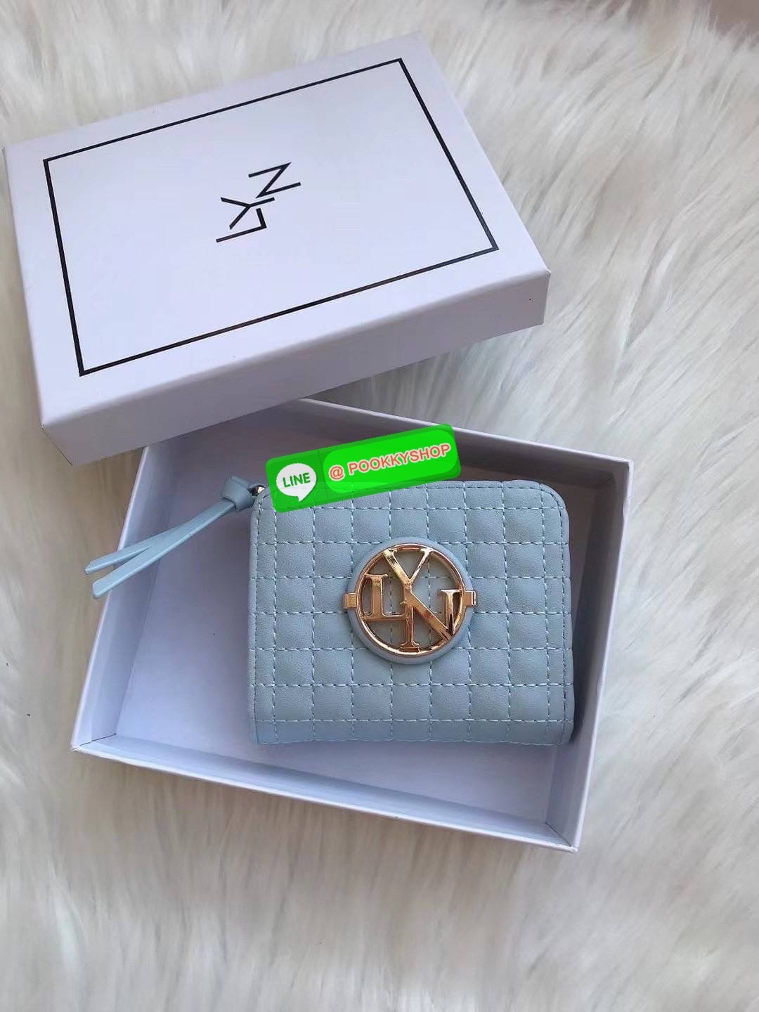 Lyn Decade Wallet กระเป๋าเงินใบสั้น รุ่นนี้สวยน่ารักมากๆ จับถนัดมือ มีฟังก์ชันให้ใช้ครบจบในใบเดียว! วัสดุหนังนุ่มมือ เดินด้ายทั้งใบเพิ่มดีเทล มีโลโก้สวยเด่นที่ด้านหน้า เปิดปิดแบบกระดุมแม่เหล็ก มีช่องใส่ธนบัตรได้ตามยาว ใส่แบงค์ไม่ต้องพับค่า ช่องการ์ด และมี