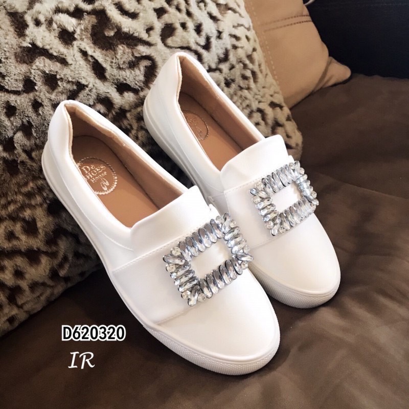 รีพีทแบบขายดี!!! พร้อมส่ง Roger Vivier ชนช็อป วัสดุหนังนิ่มแต่งอะไหล่เพชรสี่เหลี่ยมด้านหน้า ดาราเซเลบใส่กันเยอะมากๆคะรุ่นนี้ ใส่แล้วทำให้ลุคของคุณดูเด่นมากๆ ดังนั้นสาวๆไม่ควรพลาดรุ่นนี้เลยนะค้า