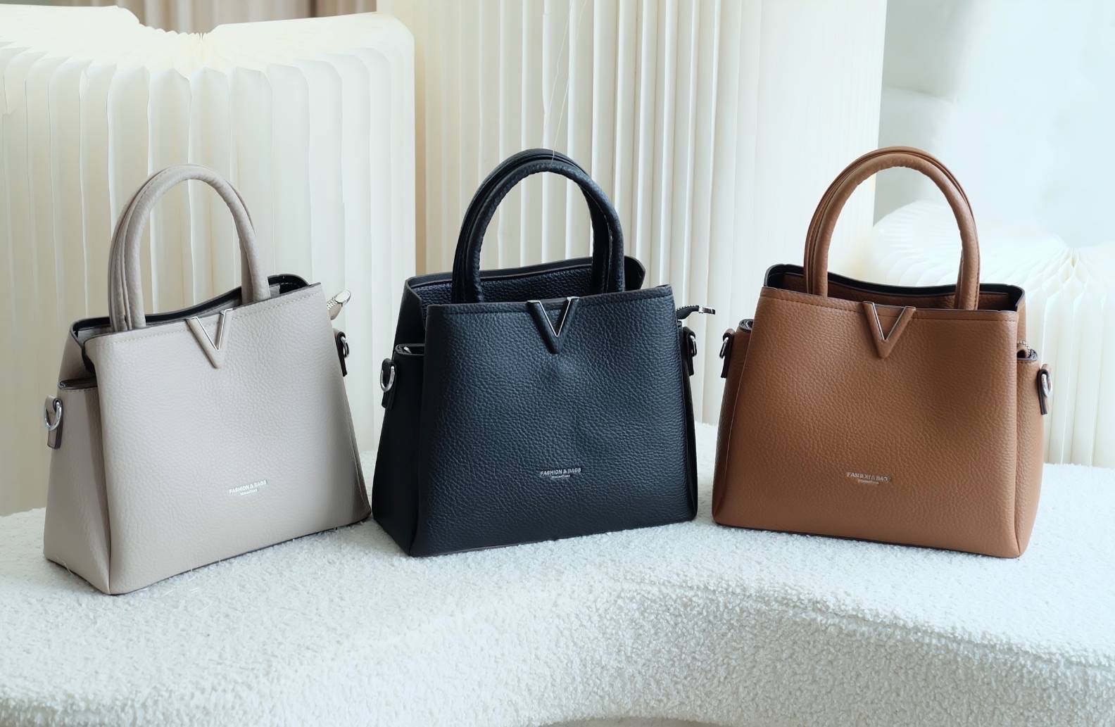 กระเป๋าแฟชั่น งานpu งานสวย มี 3 ช่องการใช้ง่าย หนังนิ่มมาก แมทกับทุกลุค สวยหรูดูแพง