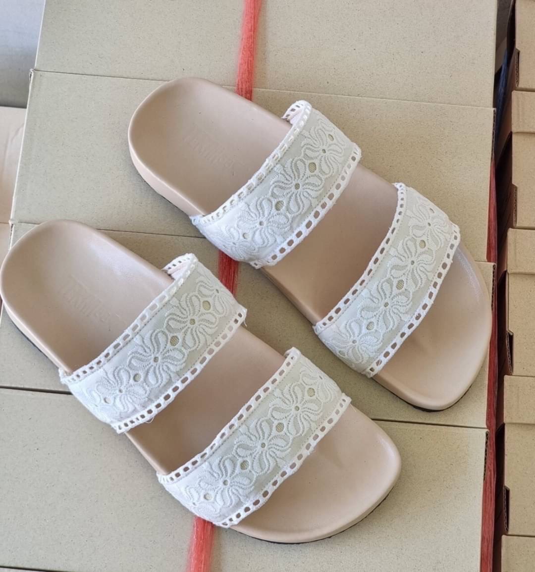 งานเข้าใหม่ พร้อมส่ง แบบมาใหม่ล่าสุด รองเท้าแตะสวม2คาดงานผ้าลูกไม้น่ารักมากคะนิ่มใส่สบายจร้า