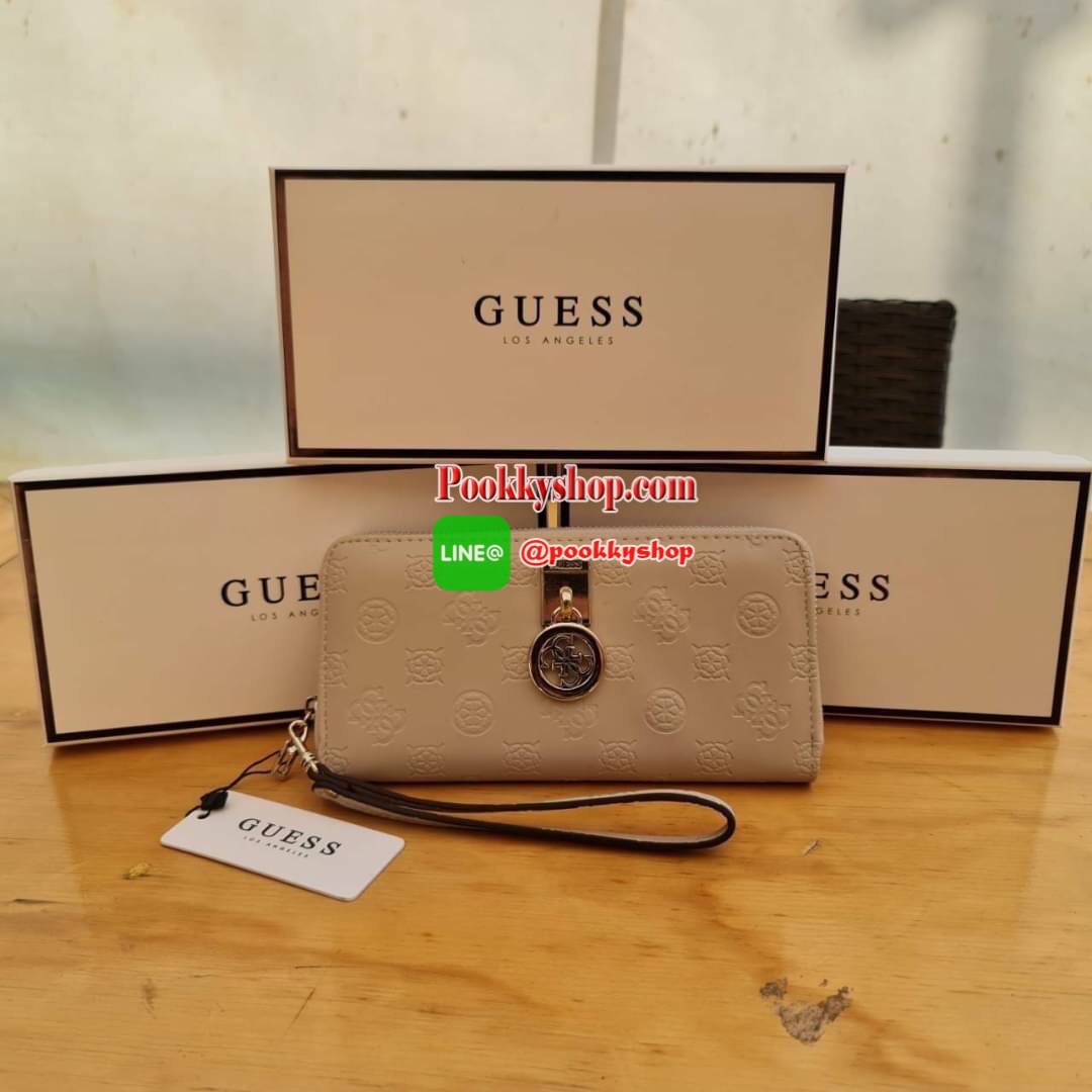 สินค้าใหม่!! กระเป๋าสตางค์ Guess ใบยาว ด้านหน้าปั้มชื่อแบรนด์บนโลหะ และห้อยโลหะโลโก้แบรนด์ หนังดีงามมาก เปิดมาด้านในมีช่องใหญ่3ช่องมีช่องซิป1ช่อง มีช่องเสียบบัตรและมีช่องซิปด้านหลัง1ช่องใช้งานได้จริง พร้อมกับสายคล้องมือบอกเลยรุ่นนี้ดีงามมากจ้าสาวๆ