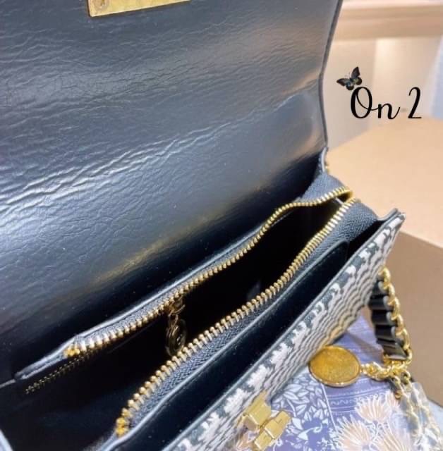 Dior bag กระเป๋าสะพาย Dior ผ้าทอลายดิออ แต่งอะไหล่สีทองสวยมากค่ะ ปั๊มทุกจุด มาพร้อมสายสะพายยาวcross body ได้ค่ะ