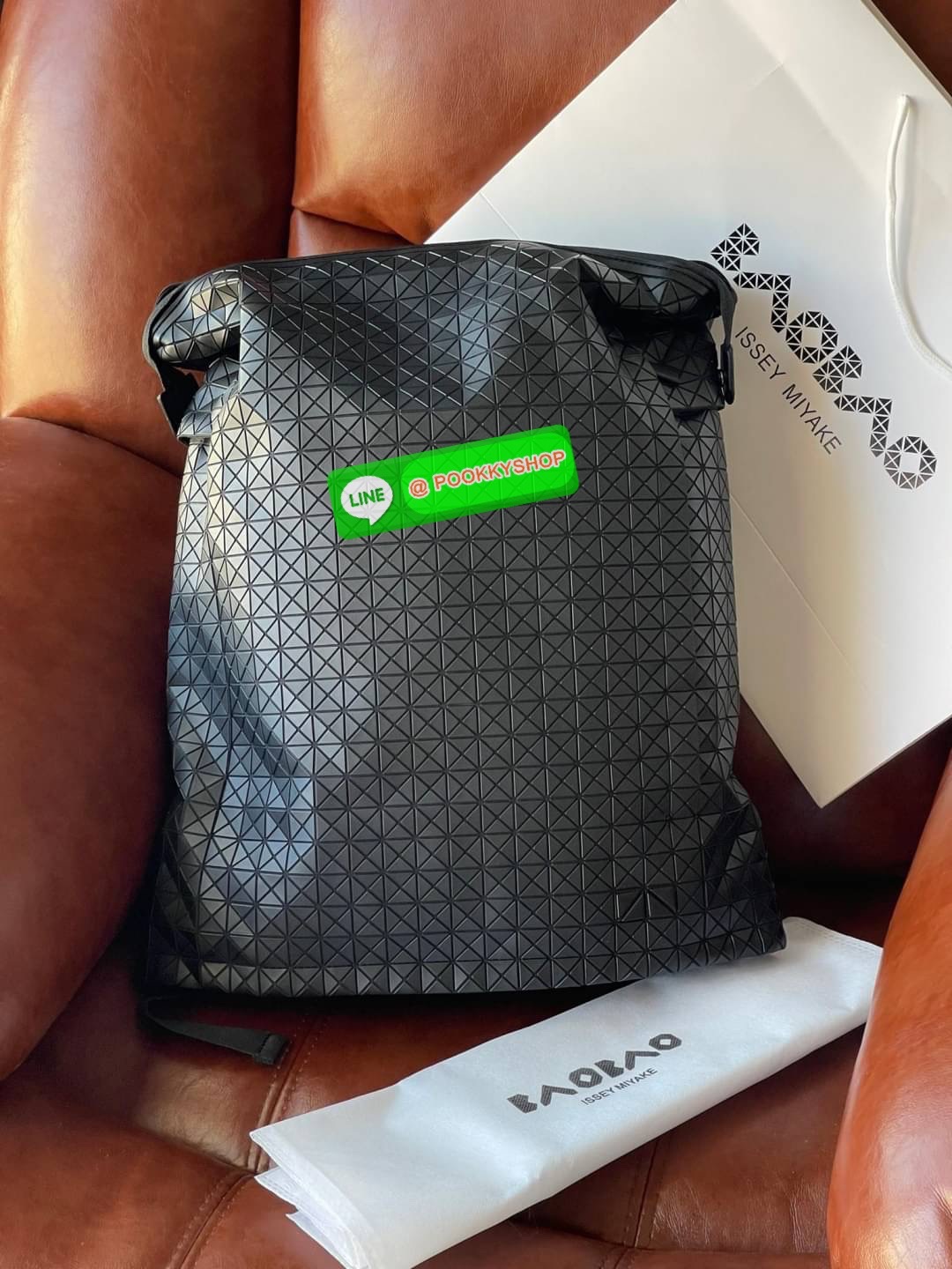 BAO BAO ISSEY MIYAKE LARGE BACKPACK ผู้ที่มักใช้งานกระเป๋าเป้ในชีวิตประจำวัน ส่วนมากจะอยู่ในวัยนักเรียน-นักศึกษาหรือวัยทำงาน ซึ่งรุ่นนี้ตอบโจทย์การใช้งานได้เป็นอย่างดี เป็นเป้ที่มีช่องสำหรับใส่สัมภาระประมาณหนึ่ง เพื่อให้สามารถจัดเก็บสิ่งของได้อย่างเป็นระเ