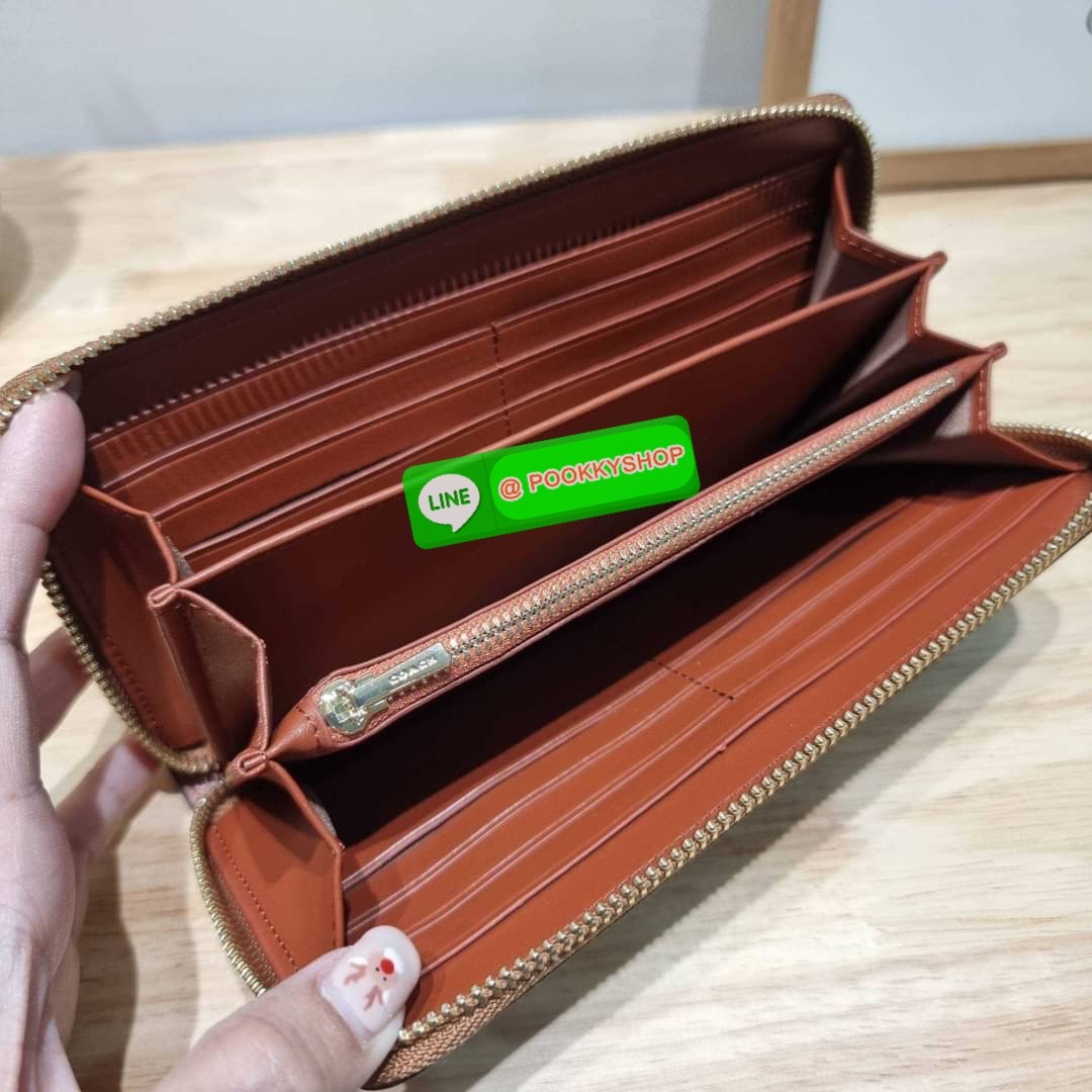 COACH CF218 COACH × PEANUTS LONG ZIP AROUND WALLET IN SIGNATURE CANVAS WITH PATCHES ใหม่ล่าสุด กับกระเป๋าสตางค์ใบยาวกึ่งคล้องมือ สวยดูแพง ดีไซน์ตกแต่งแพทช์เหล่าการ์ตูนยอดฮิต คลาสสิคไม่มีเอาท์ คมชัดมีเลเยอร์ วัสดุหนังแคนวาสเคลือบผิว ดูแลรักษาง่าย มาพร้อมสา