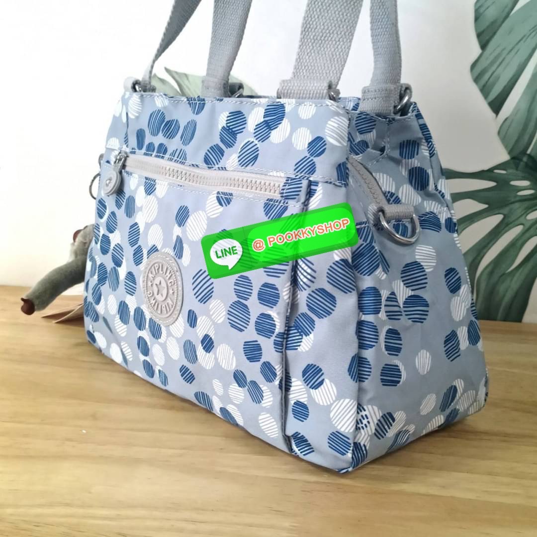KIPLING ELISE HANDBAG กระเป๋าถือและสะพายไหล่ วัสดุ Nylon +Polyester ขนาดกำลังพอดี จุของได้มาก มีหูจับสองสาย ถือสะดวก น้ำหนักเบา มีช่องซิป ด้านหน้า ช่อง กระเป๋าหลักเปิด-ปิดด้วยซิป มี3 ช่องว่างใส่ของได้จุมากๆ ใส่มือถือได้ กระเป๋าสตางค์ใบยาว และ เครื่องสำอาง