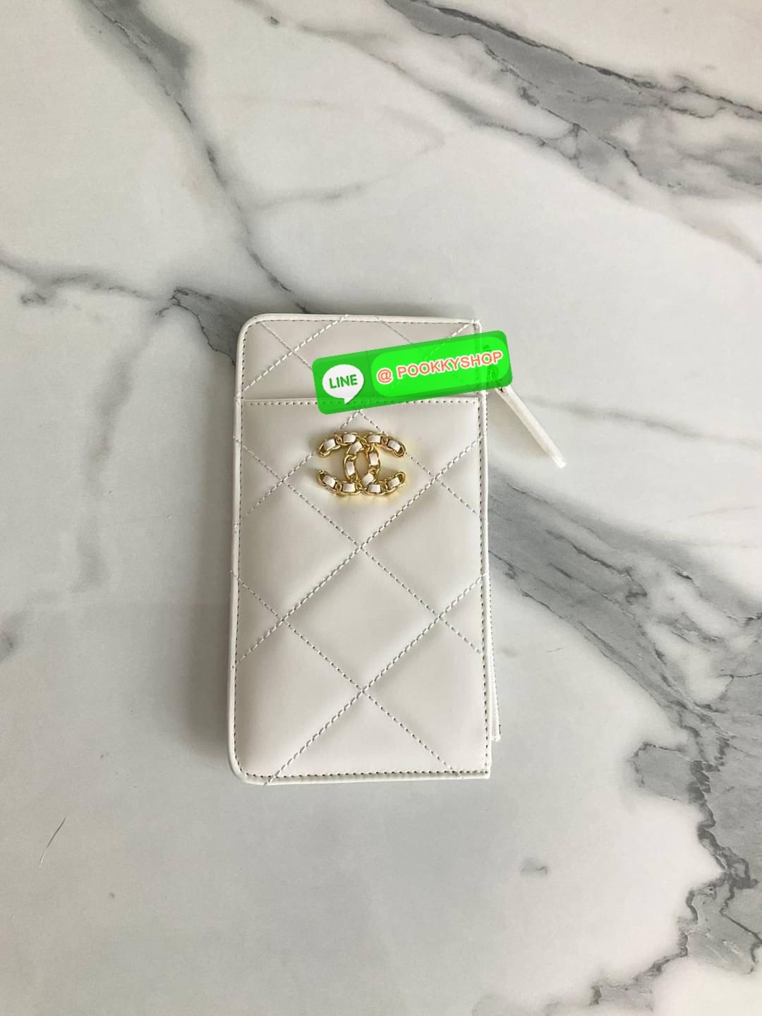 พร้อมส่งแล้วค่ะ ❤️🤍 พร้อมส่งที่ไทยค่าา กระเป๋าสตางค์รับทรัพย์ แนะนำรุ่นนี้เลยคะ งานกิ้ฟ กระเป๋าสตางค์ทรงสวย สะดุดตา หนังสัมผัสลายด้าน จากแบรนด์ CHANEL ด้านหน้ามีโลโก้แบรนด์ CC สีทองหรู มีช่องซิปยาว ใส่ธนบัตร ด้านหน้าใส่มือถือขนาดเท่า NOTE10