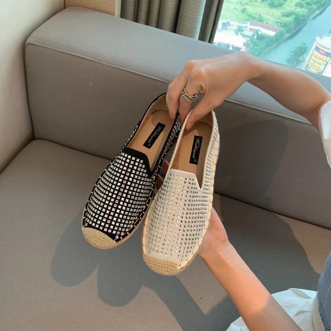 พร้อมส่งคะ รองเท้างานมาใหม่ สวยยืน1 มาแล้วจ้า ทรงสวยอย่างดี งานเกร๋เรียบหรูดูแพง ตัวนี้ห้ามพลาด ใส่สบายจะแมตช์กับกางเกง👖หรือกระโปรง👗ก็ได้ค่ะ แม่ค้าคอนเฟริม ห้ามพลาดเลยจ้าตัวนี้แนะนำ อย่าช้ารีบเลย