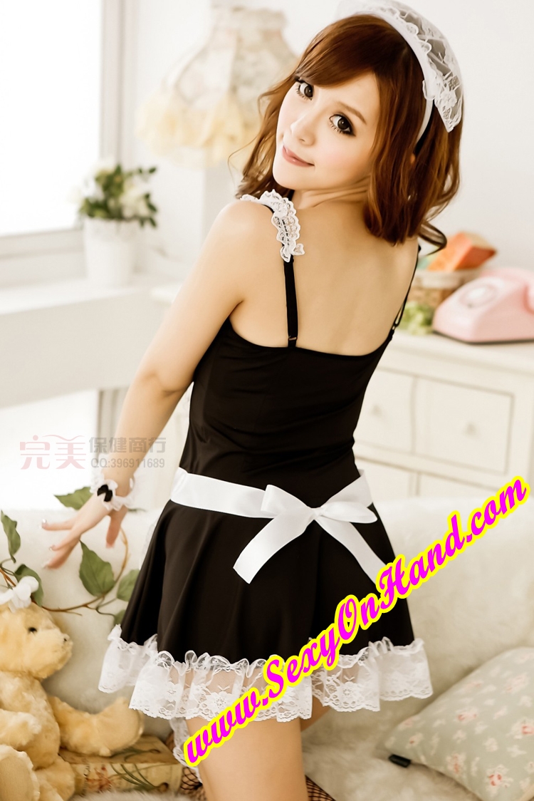 ชุดคอสเพลย์ ชุดแฟนซี สาวใช้เซ็กซี่ ชุดMaidสาวเซ็กซี่ สีดำ แต่งริบบิ้นกลางอก เล่นลูกไม้ชายกระโปรงและขอบเสื้อ ช่วงกระโปรง มีผ้ากันเปิ้อนติดกับตัวกระโปรง ในชุดมาพร้อมที่คาดผมแต่งระบายลูกไม้ และปลอกข้อมือ ลูกไม้ แต่งริบบิ้น2ข้าง