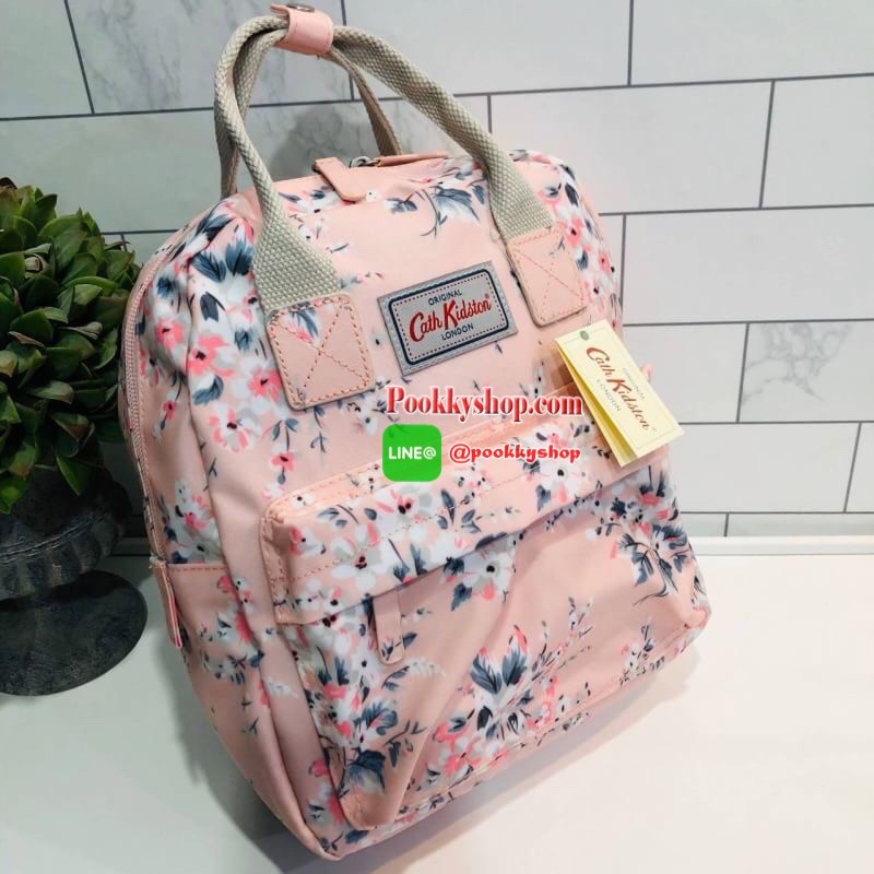 พร้อมส่งความน่ารัก! Cath Kidston Mini Backpack Bag กระเป๋าสะพายเป้รุ่นมินิ แบรนด์ดังจากอังกฤษสไตล์วินเทจสุดฮิต วัสดุ Canvas เคลือบ สามารถเช็ดทำความสะอาดได้ เปิดปิดด้วยซิปสะดวกใช้ ด้านหน้าประดับโลโก้ Cath Kidston พร้อมช่องซิปด้านนอก ใส่กระเป๋าสตางค์ มือถือ