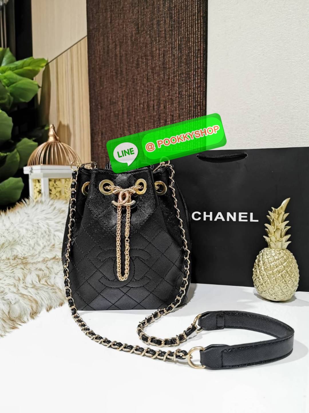 ห้ามพลาด! New! Chanel Bucket Bag With Chain VIP Gift With Purchase (GWP) Limited พรีเมี่ยมกิ๊ฟ Chanel Perfume Counter วัสดุหนังคาเวียร์ลายตารางเปิดปิดแบบ Drawstring และแถบหนังคาดกลางประดับอะไหล่แบรนด์สีทองภายในโล่งกว้างใส่มือถือ iphone ของจุกจิกได้เยอะ มา