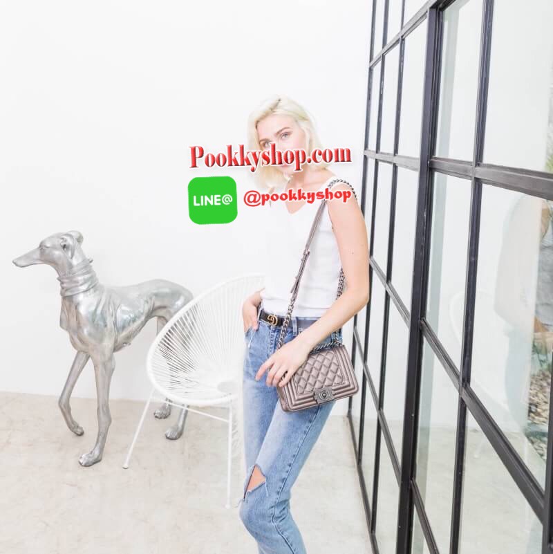 รุ่นขายดีที่สุด สีมาใหม่ค่า !!!! KEEP Quited Boy Bag กระเป๋า ทรง boy style KEEP LOOK Cool มาก ๆค่า ( สี Gun metal ) ตัวกระเป๋าอยู่ทรง ทำจากหนังแกะสังเคราะห์นิ่ม-ตึงสวย สายโซ่ มีที่รองไหล่ สะพายสบายคะ สายปรับ สั้น ยาวได้คะ ใบนี้ ไม่ต้องพูดถึงความสวยเยอะ เพ