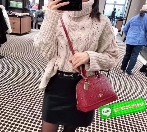 Coach MINI SIERRA SATCHEL IN SIGNATURE DEBOSSED PATENT LEATHER (COACH F55450) หนังกรวดและหนังสิทธิบัตร ด้านในมีซิปและกระเป๋าเอนกประสงค์ ปิดด้วยซิป ซับในด้วยผ้า หูหิ้วพร้อมสายสะพายยาว 3 1/2" สายสะพายถอดได้ขนาด 21 1/2" สำหรับสะพายไหล่หรือสะพายครอส