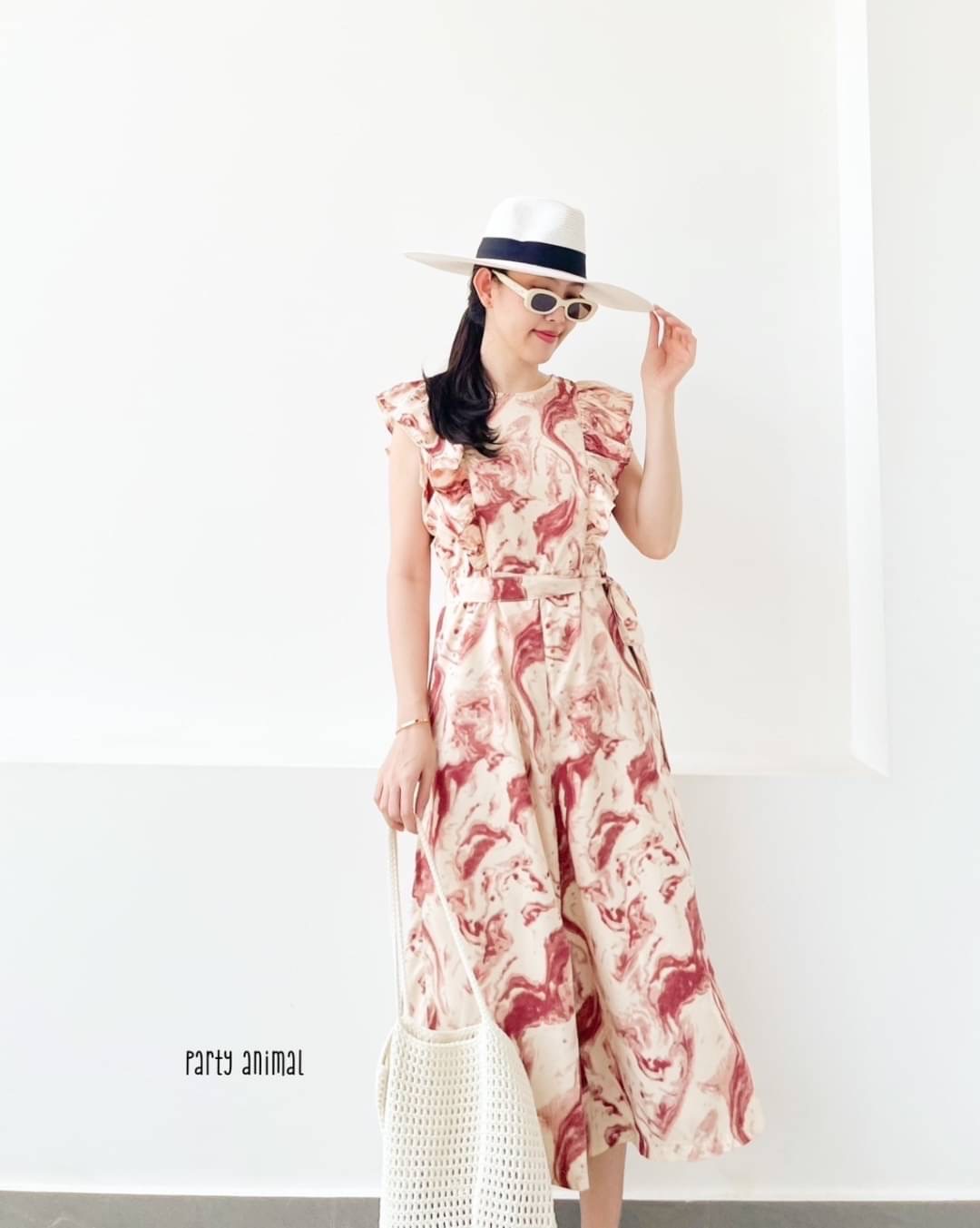 Marble Jumpsuit จั๊มสูทห้าส่วนทรงปล่อย แต่งระบายช่วงอก มาพร้อมเชือกผูกเอว เนื้อผ้า polyester พลิ้วๆนุ่มใส่สบาย งานมีซับในตัว ซิปหลัง และกระเป๋าล้วงข้างตัว เป้ายาวไม่รั้งค่ะ 2สี