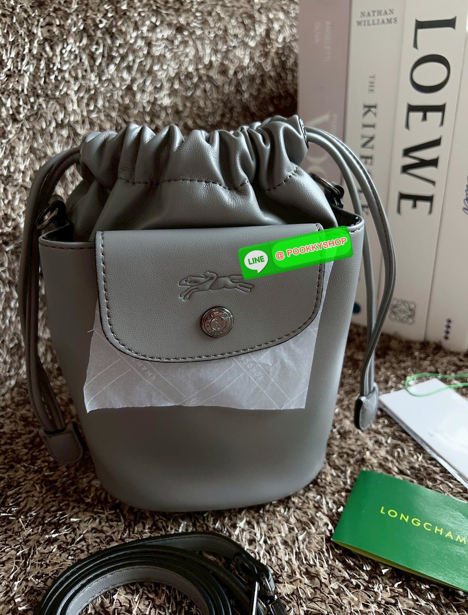 NEW ARRIVAL! LONGCHAMP LE PLIAGE XTRA XS BUCKET BAG ต้องบอกก่อนว่ารุ่นนี้เป็นรุ่นที่ใช้ออกมาแล้วไม่มีคำว่าผิดหวัง ออกแบบมาสวยแบบตัวแม่เลยค่าา 🔖พร้อมส่งทันที! กับกระเป๋าทรงบัคเกต หนังแท้smooth leather อย่างดี ใบกลางเจ้าลำตัวแล้วสวยมากก